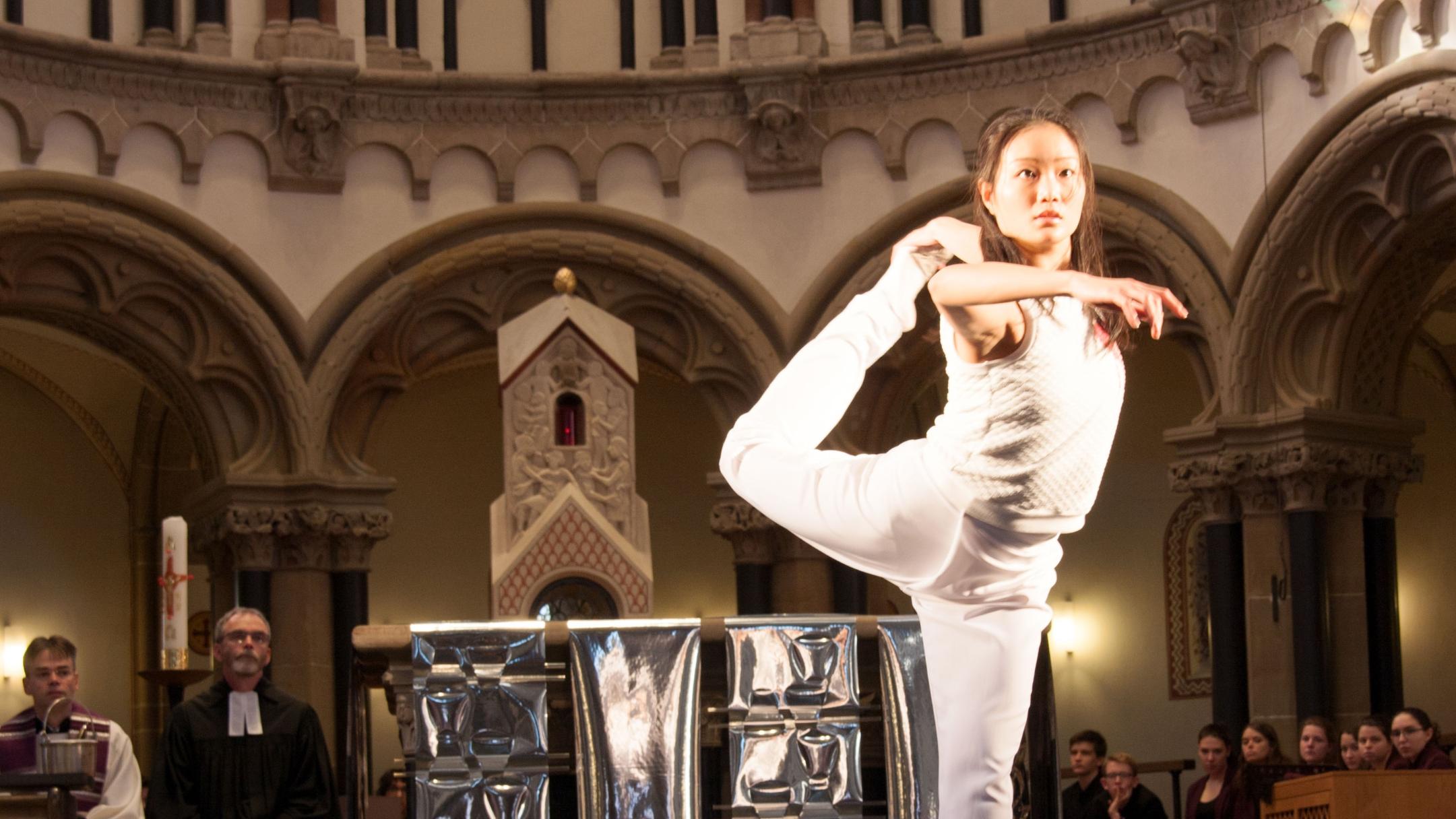 Chiho Kawabata zeigt beim Aschermittwoch der Künstler in der Koblenzer Herz-Jesu-Kirche einen Ausschnitt aus 'Les Autres'.