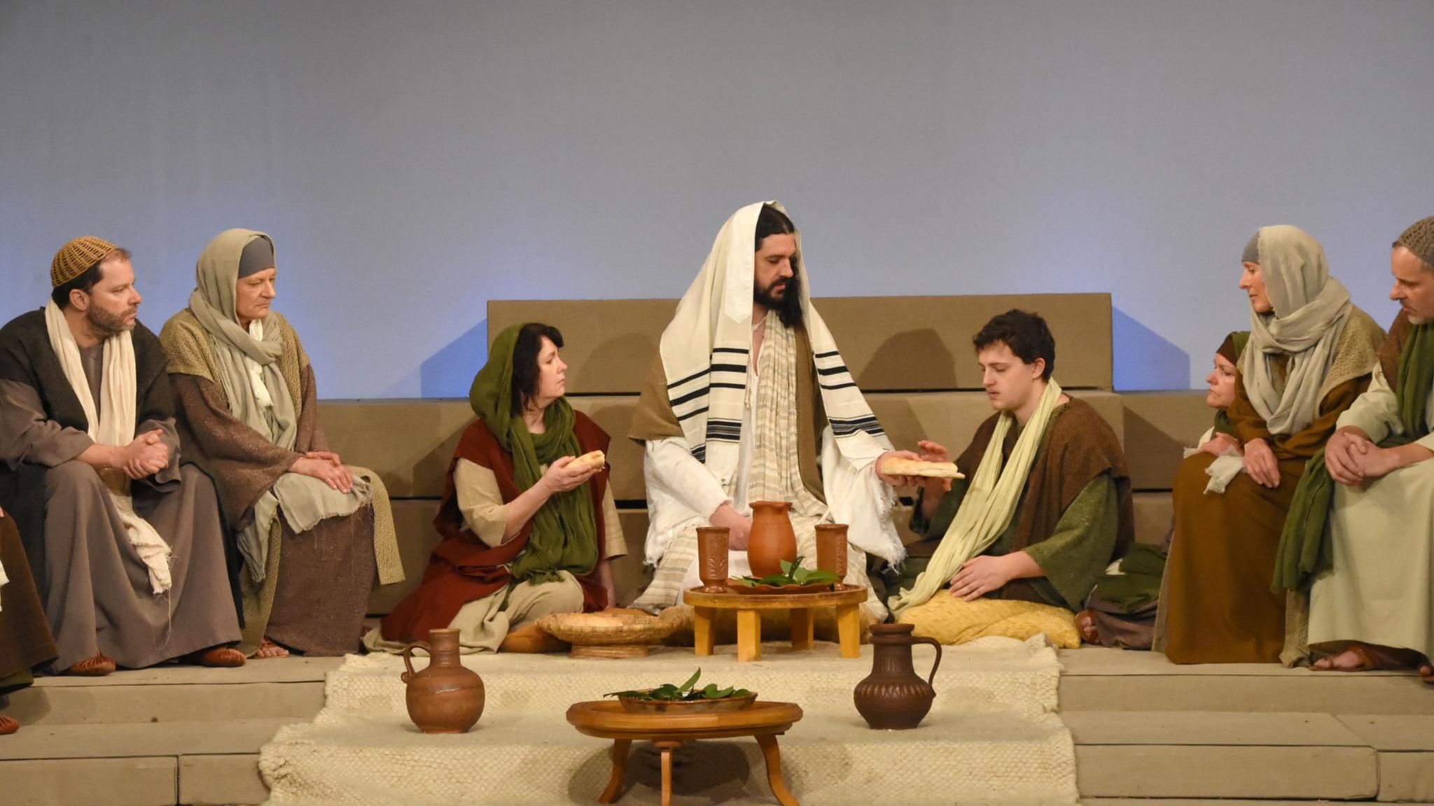 Jesus teilt das Brot beim letzten Abendmahl. Foto: Hans-Georg Schneider