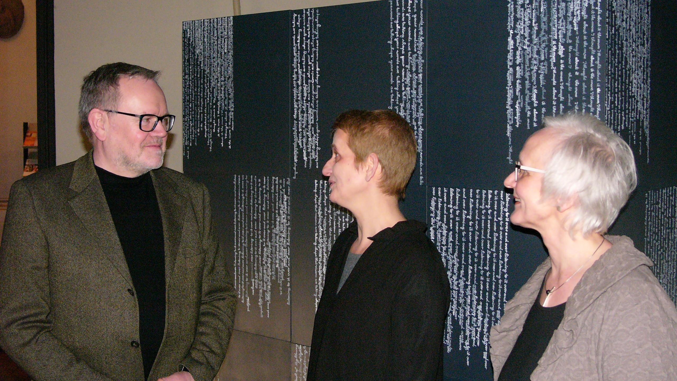 Micha Flesch, Ute Bernhard und Monika Kilian vor dem Kubus