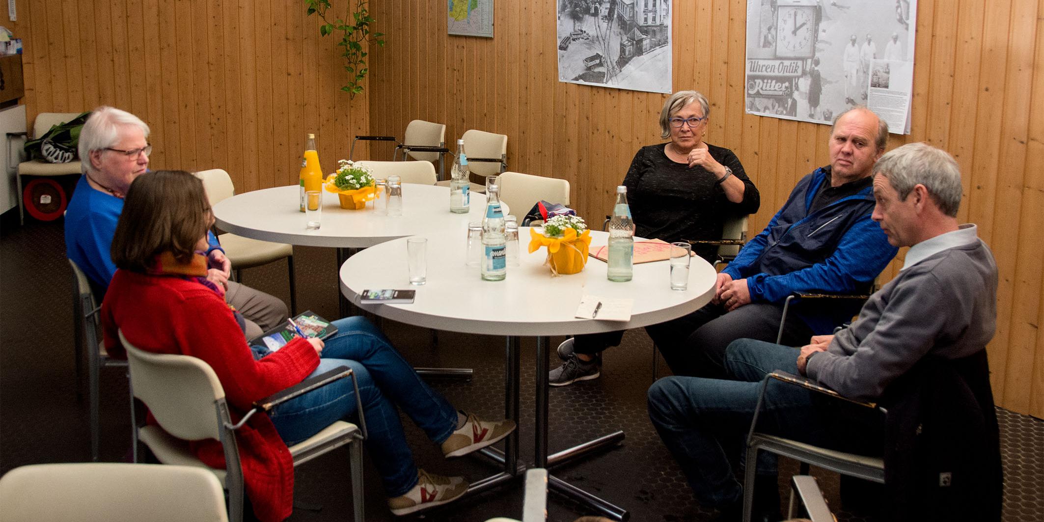 Von links nach rechts: Edelinde Bodi-Ihl, Ursula Rachor, Elfriede Kreuz, Pfarrer Josef Jirasek und Helmut Willems