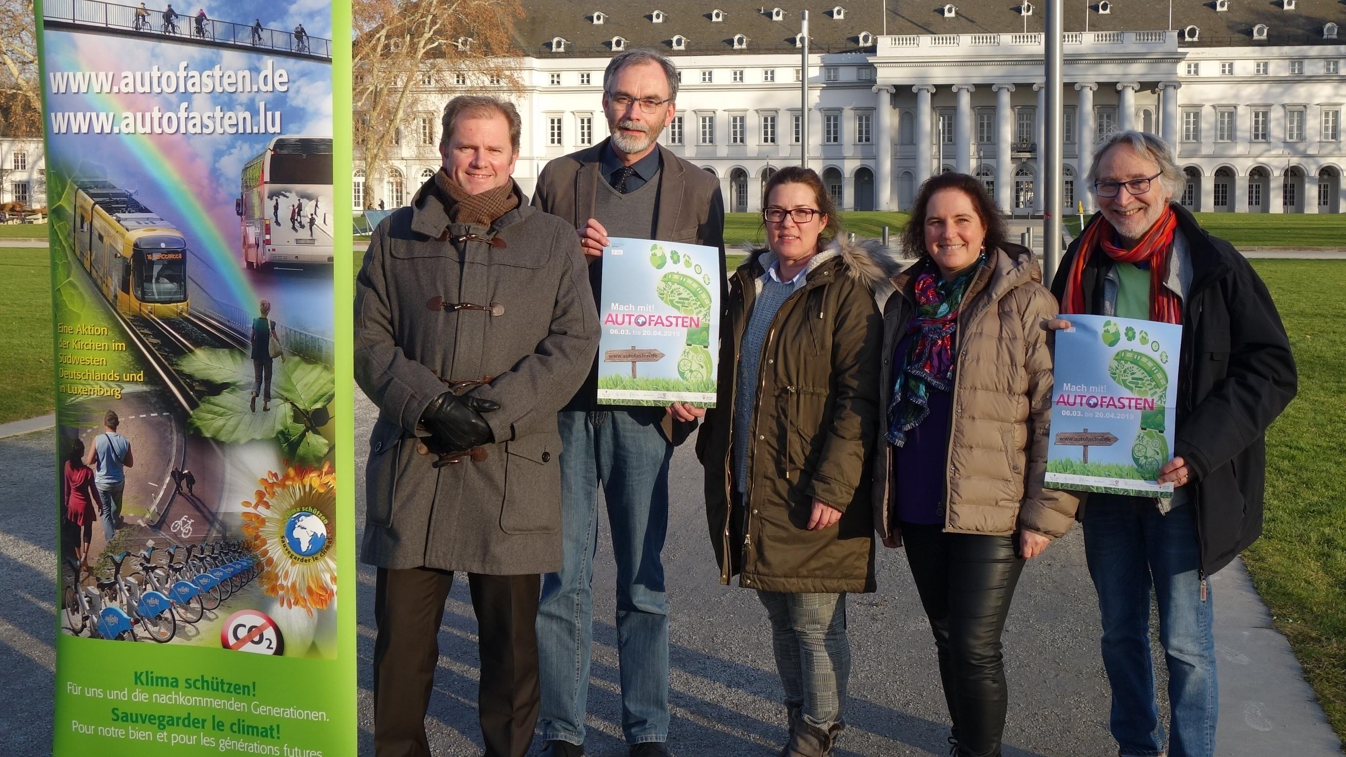 Stephan Pauly (VRM), Rolf Stahl (evangelischer Pfarrer), Arzu Neinavaei (VRM), Michaela Lukas (Autofasten) und Pastoralreferent Günter Leisch (v. li.)