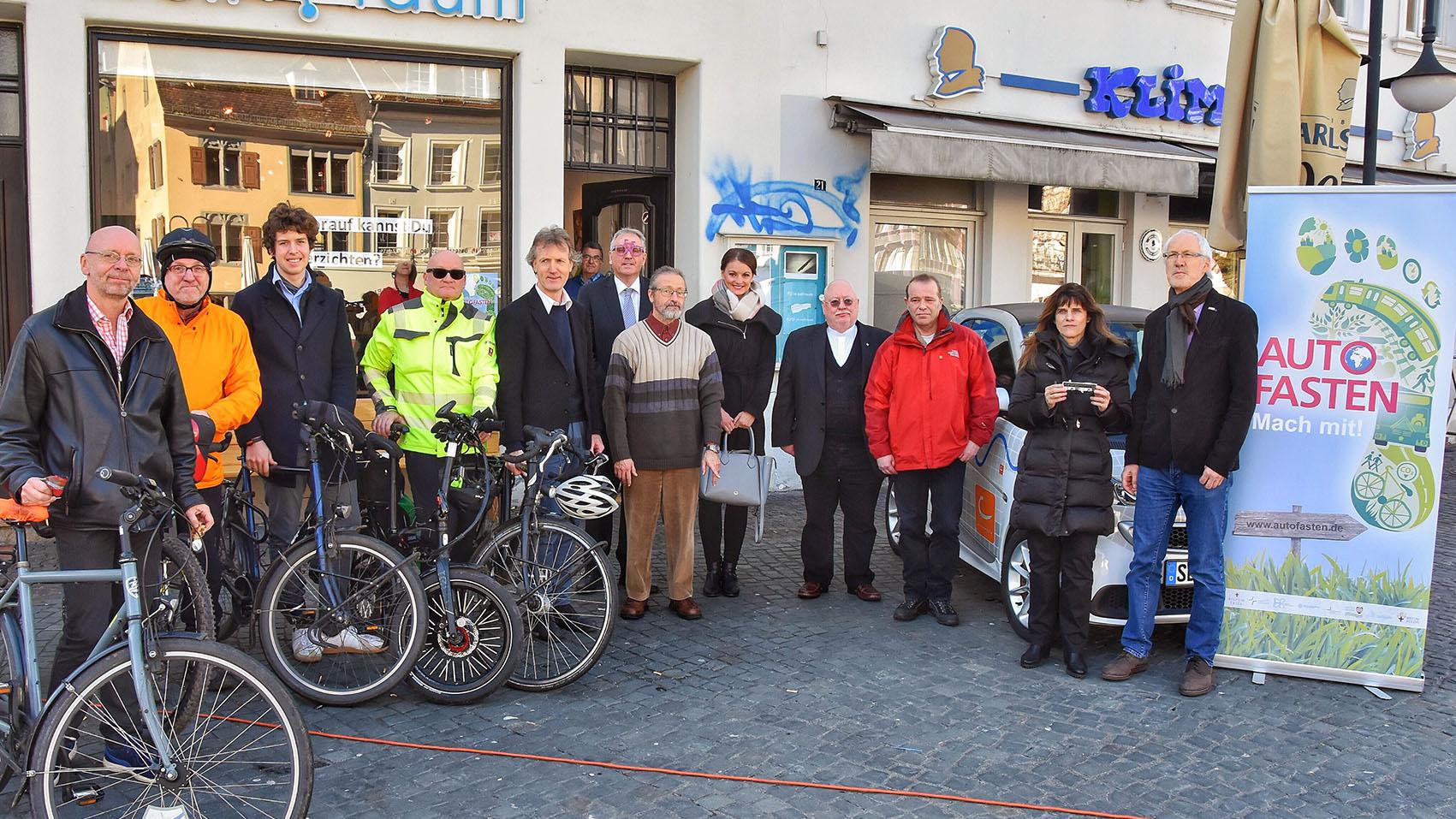 Vertreter aus Politik und Kirche, vom Verkehrsbetrieb saarVV, vom ADFC und von Cambio CarSharing haben die Aktion Autofasten im welt:raum in Saarbrücken eröffnet.