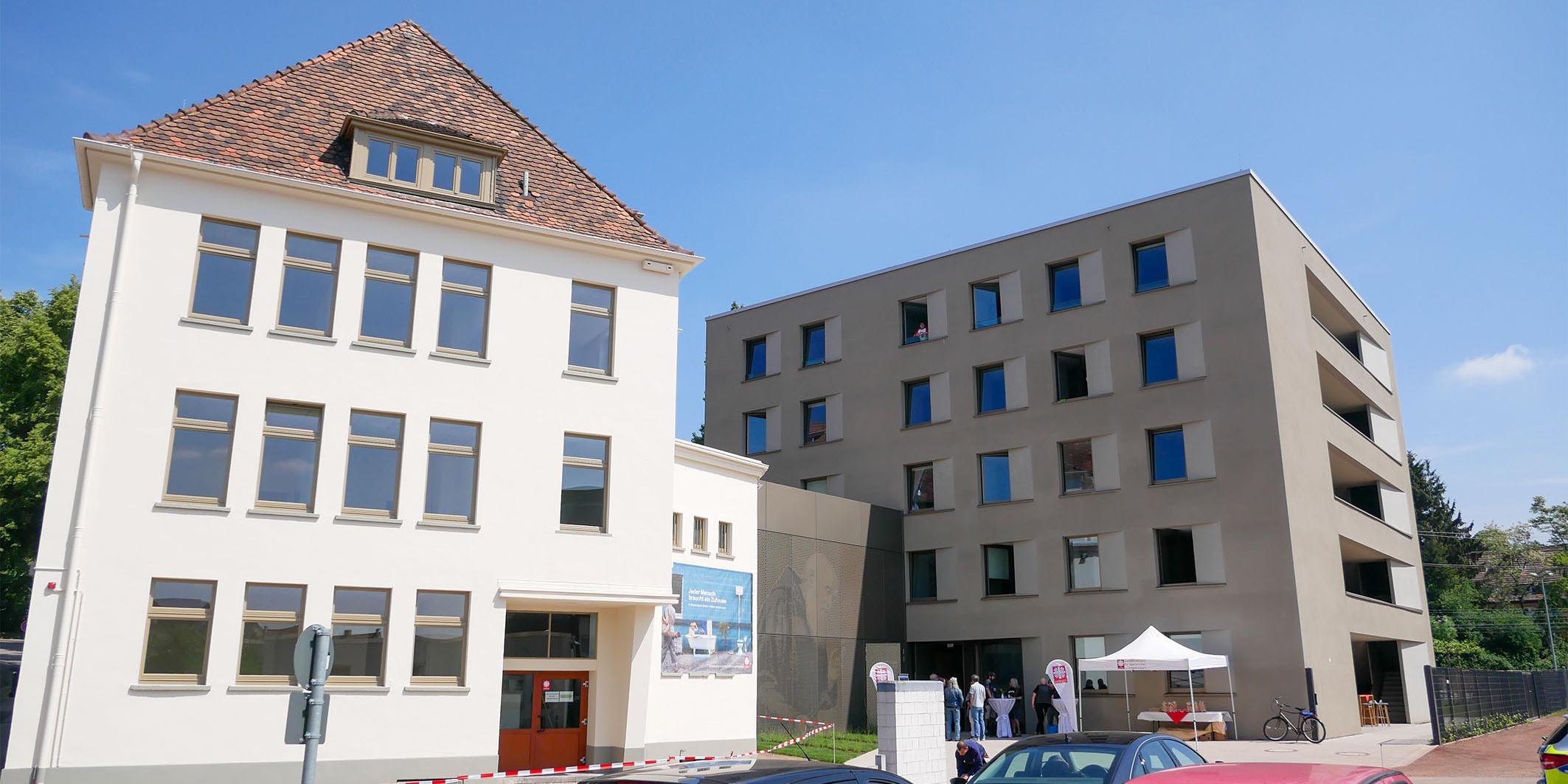 Der Neubau des Bruder-Konrad-Hauses (r.) neben dem alten Gebäude (l.), das im Zuge der Umbauarbeiten renoviert wurde.