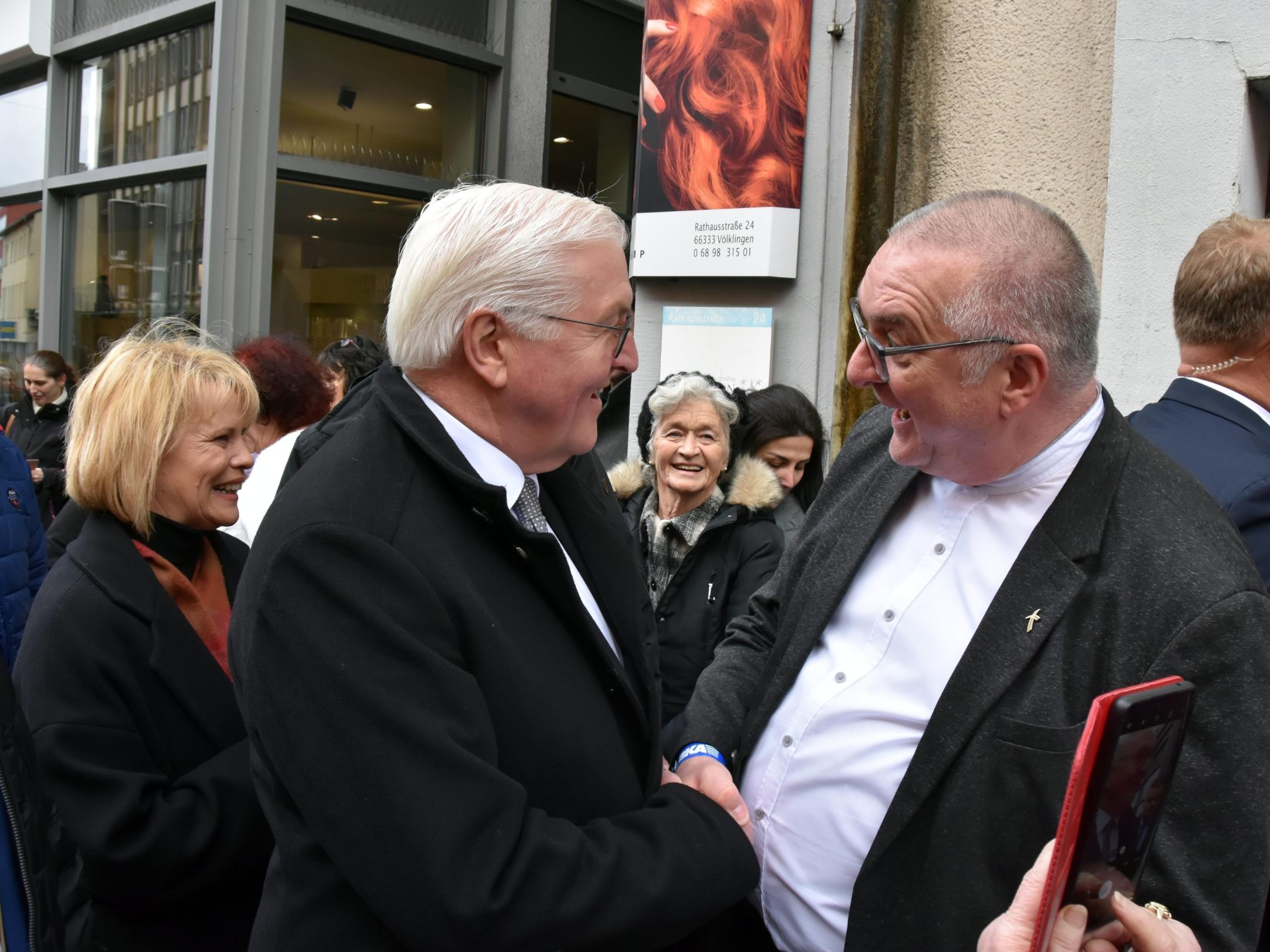 Diakon Patrick Winter begrüßt den Bundespräsidenten. Foto: uk