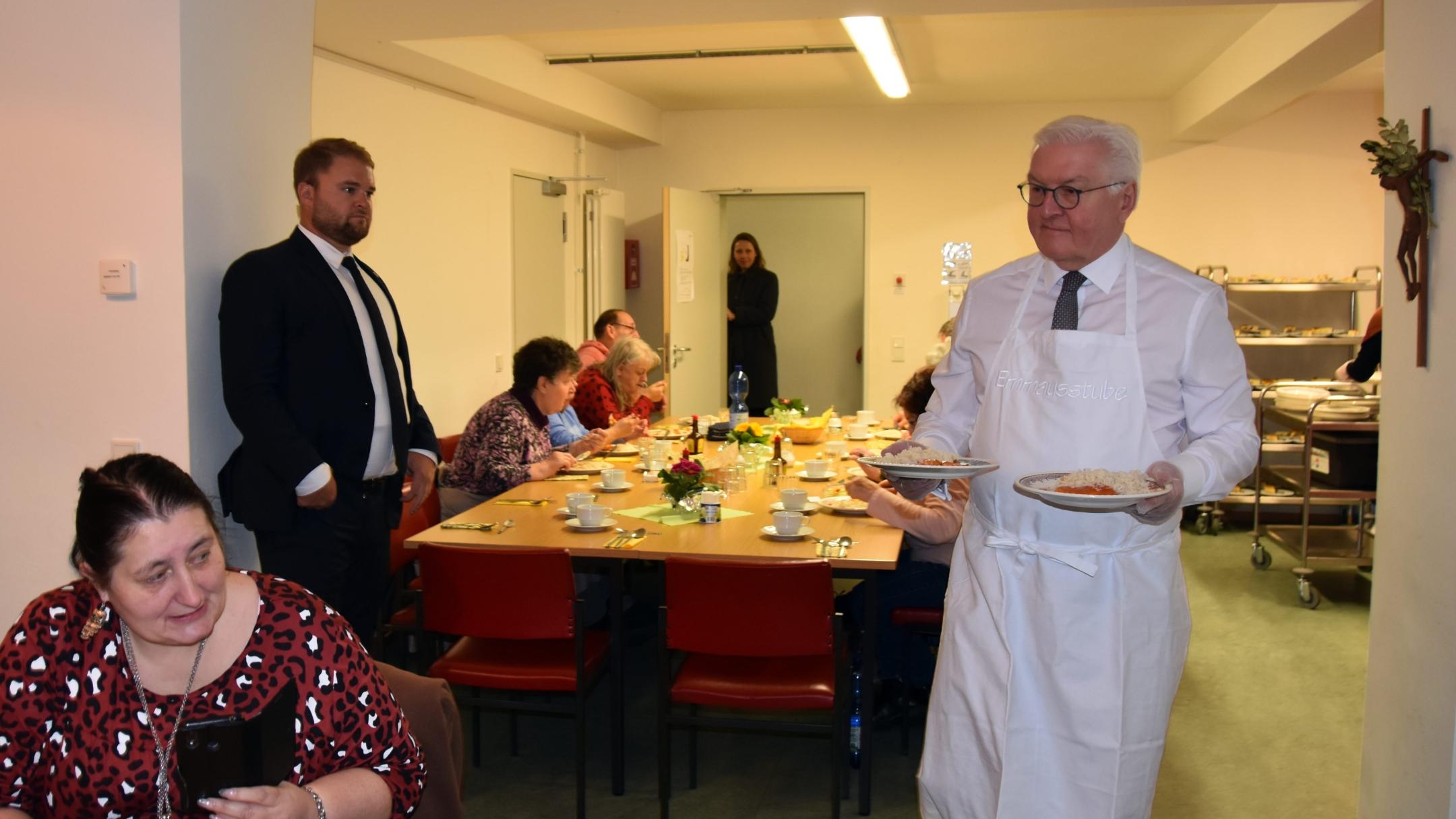 Bei seiner 'Ortszeit Völklingen' besuchte das deutsche Staatsoberhaupt die Emmausstube der Pfarrei St. Eligius und packte mit an. Foto: Ute Kirch