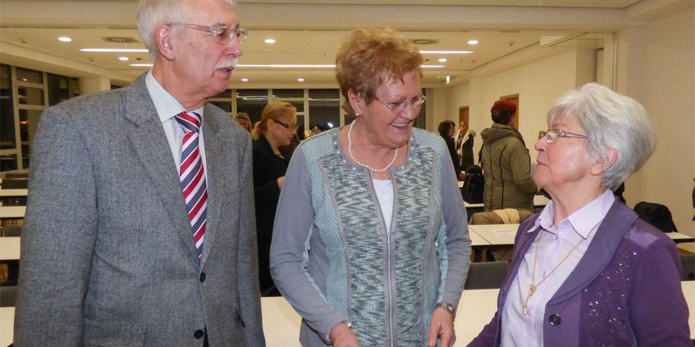 Ministerin Monika Bachmann (Mitte) mit den Vorsitzenden des Hospiz-Fördervereins Rita Waschbüsch und Jürgen Hudalla