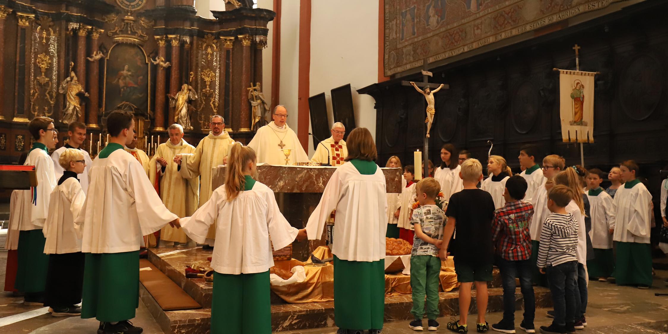 Bischof Ackermann und Weihbischof Gebert feierten mit den Prümern zusammen die Einweihung ihrer sanierten Basilika