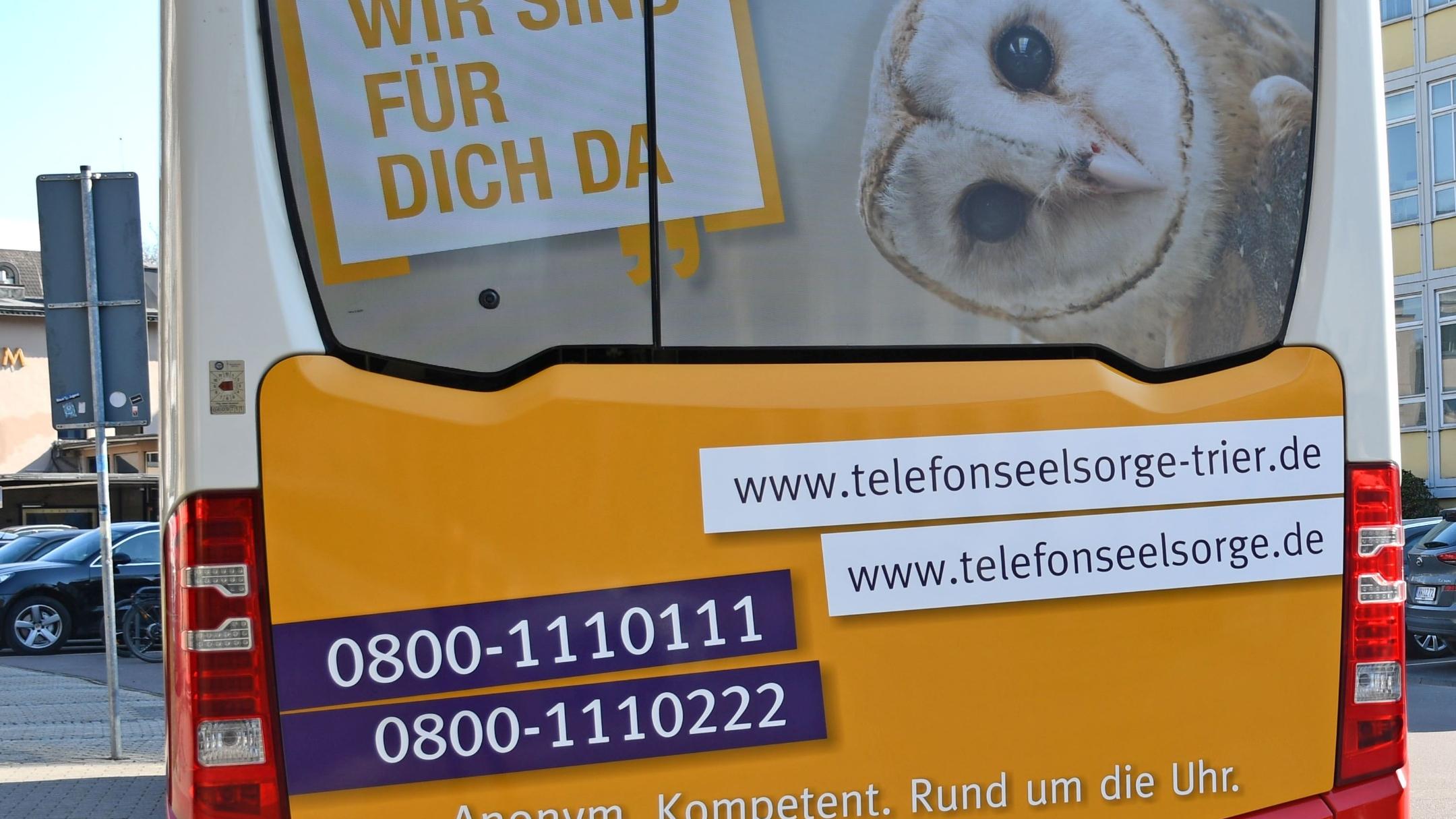 In Trier bewirbt auch ein Bus das 24-Stunden-Angebot der Telefonseelsorge.