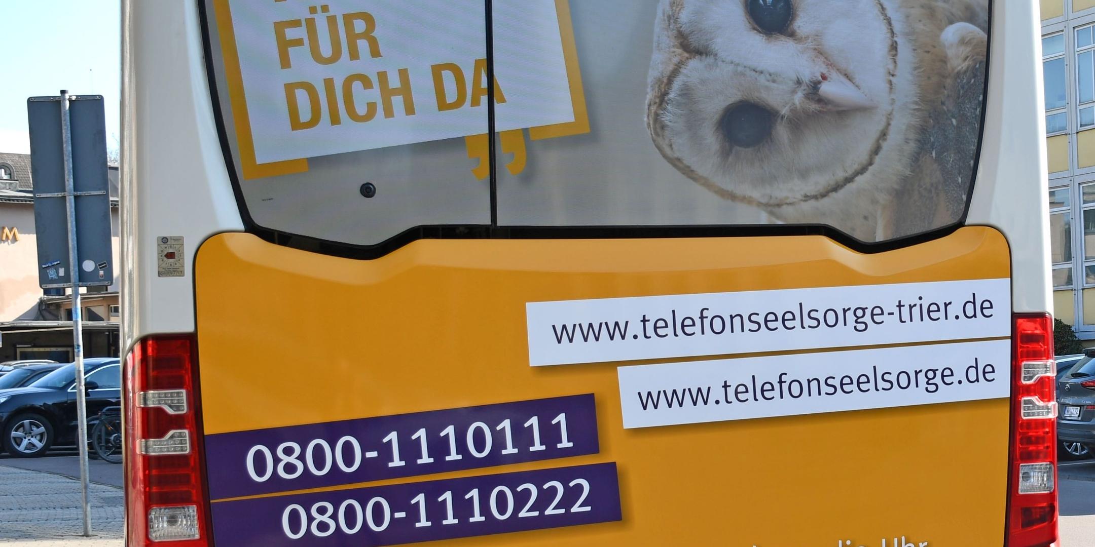 In Trier bewirbt auch ein Bus das 24-Stunden-Angebot der Telefonseelsorge.