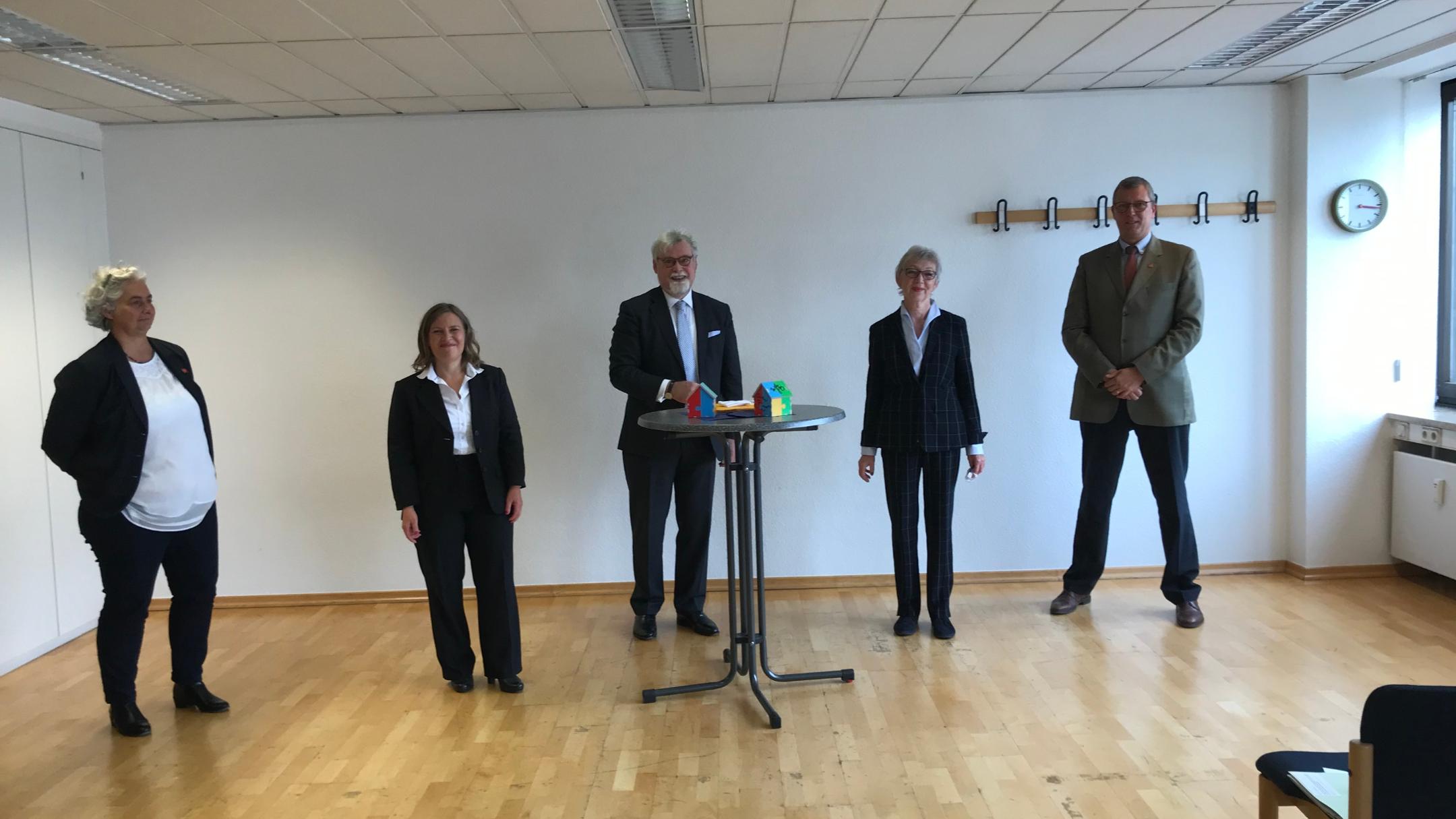 Felicitas Flöthner, geschäftsführende Leitung FBS, Anja Erhardt, 1. Vorsitzende FBS, Justizminister Herbert Mertin und Justizrätin Christine Theobald-Frick sowie Kristian Hörstel, Rechtsanwalt und Initiator (von links). Foto: Justizministerium/Andreas Budroweit