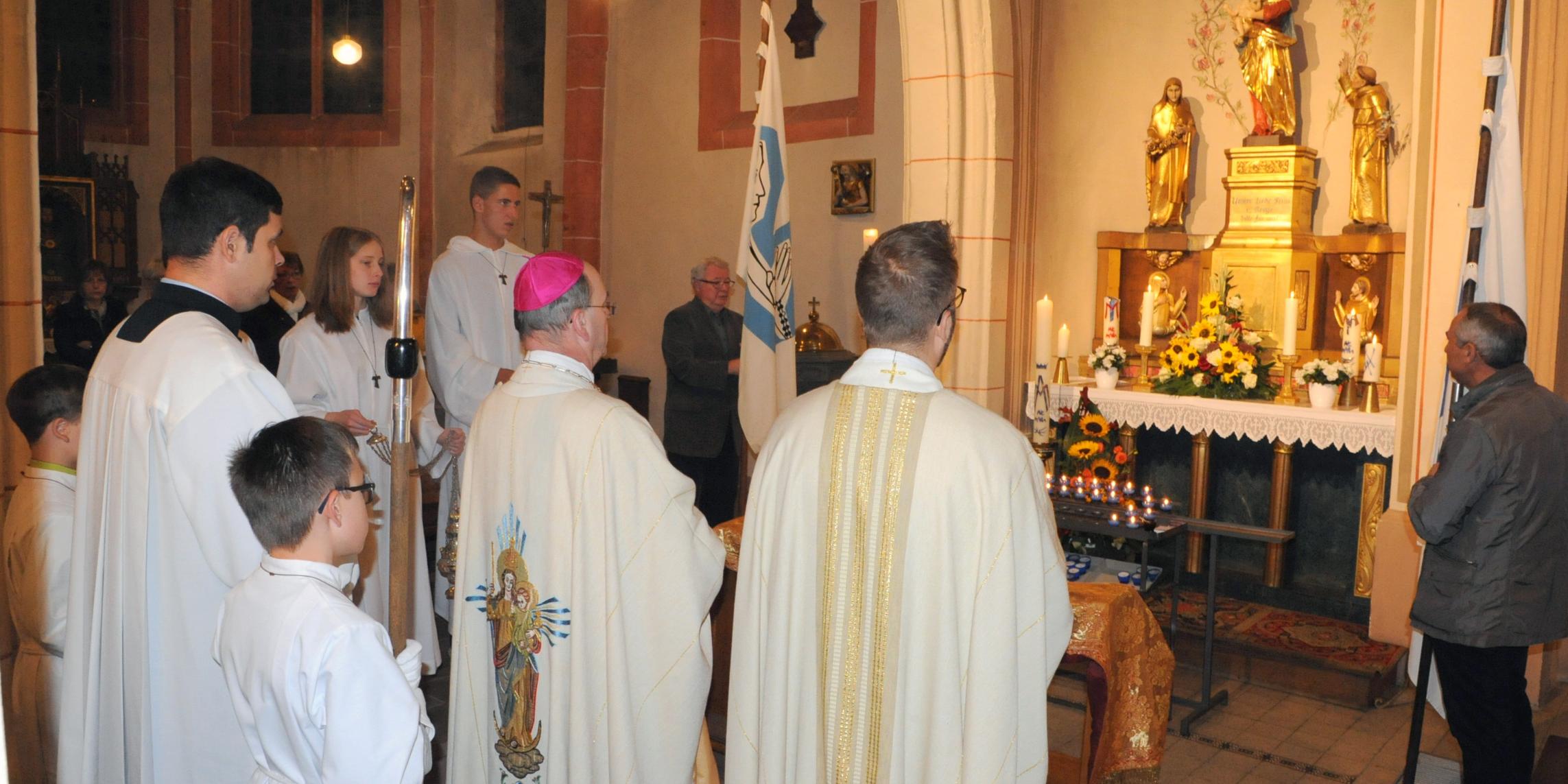 Weihbischof Robert Brahm mit weiteren Zelebranten und Messdienern vor dem Marien-Seitenalter der Berglichter Wallfahrtskirche Maria Geburt.