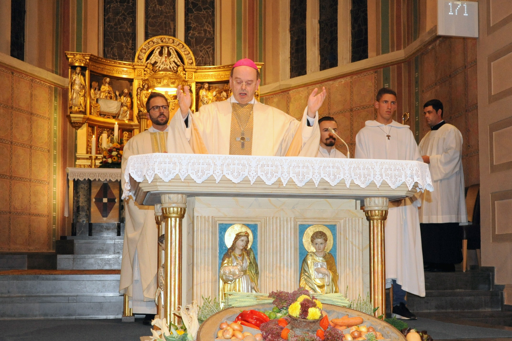 Weihbischof Robert Brahm beim Hochgebet.