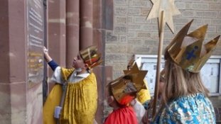 Sternsinger der Pfarrei St. Jakob in Alt-Saarbrücken bringen den Segen an der Kirchentür an. Fotos: Barbara Heid