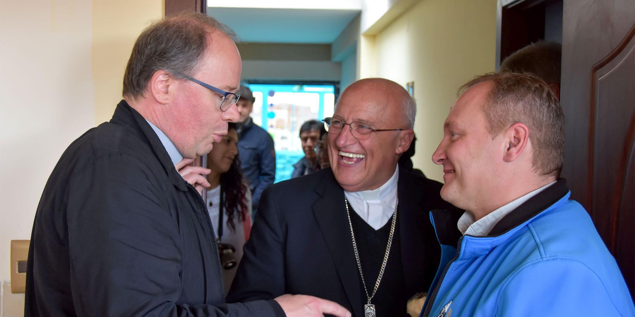 Bischof Stephan Ackermann mit seinem Amtsbruder Eugenio Scarpellini und Pfarrer Konrad Liswoski bei einer Delegationsreise in Bolivien 2018.