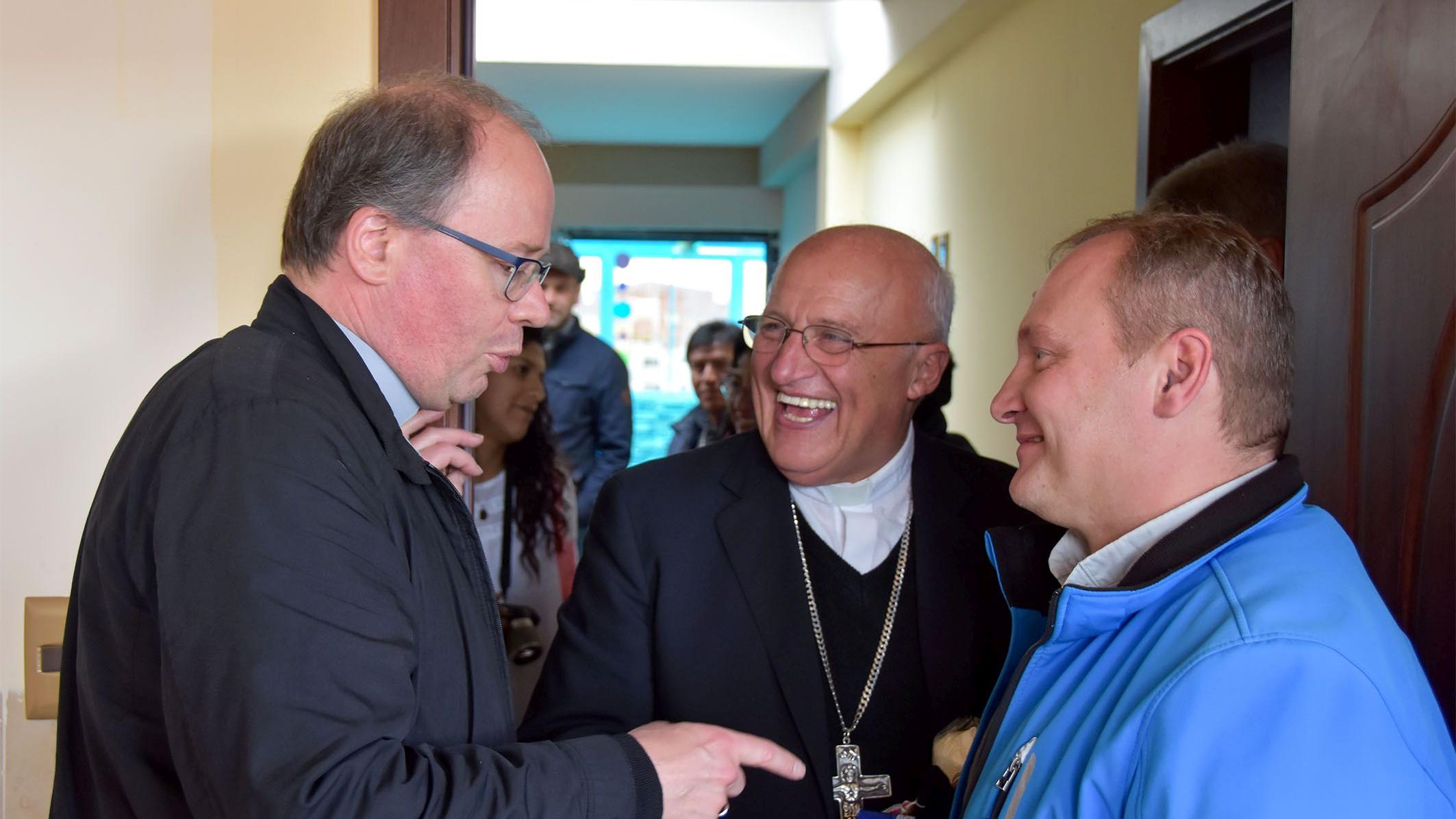 Bischof Stephan Ackermann mit seinem Amtsbruder Eugenio Scarpellini und Pfarrer Konrad Liswoski bei einer Delegationsreise in Bolivien 2018.