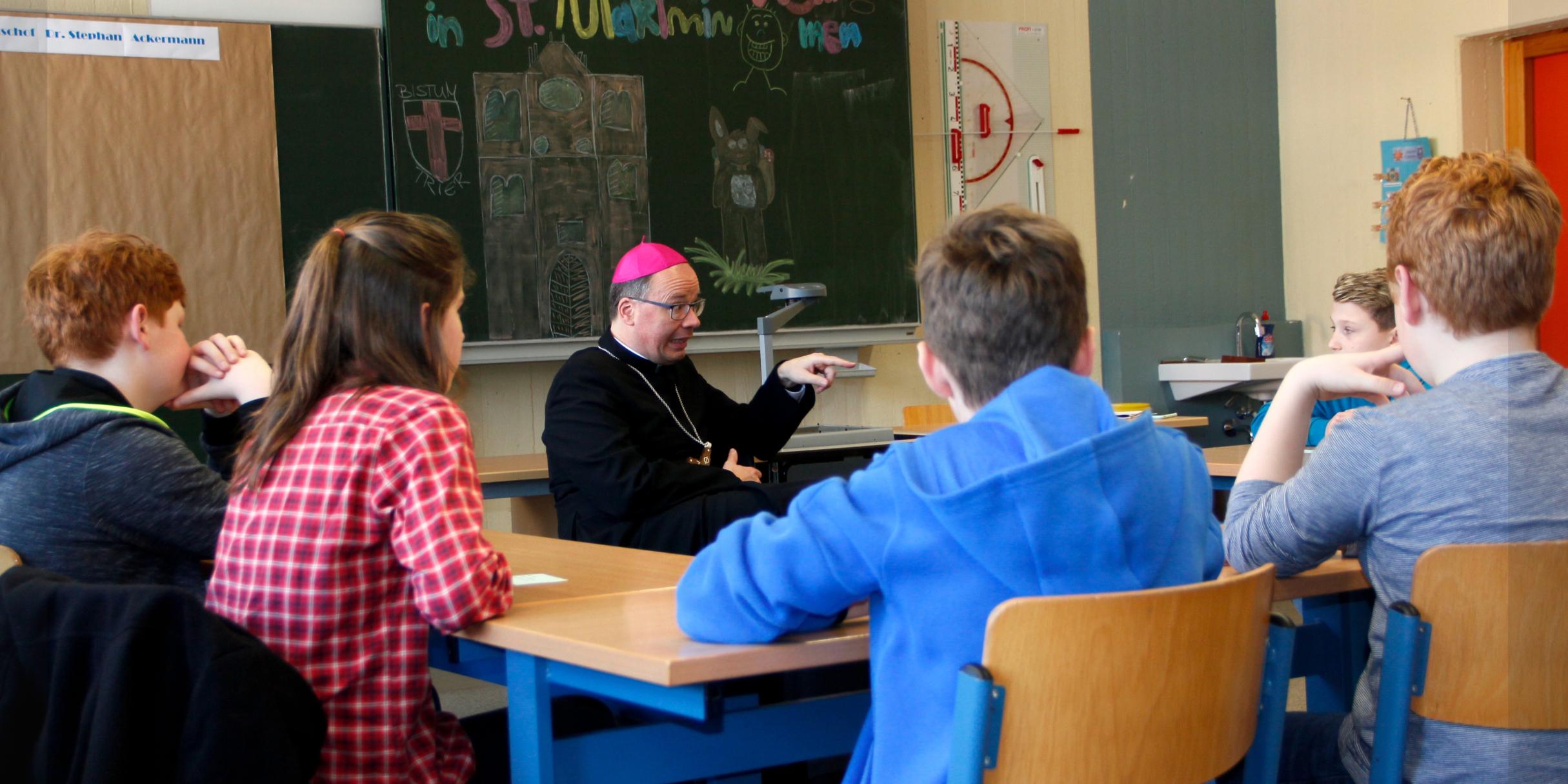 Im vergangenen Jahr besuchte Bischof Ackermann die Bistumsschule St. Maximin.