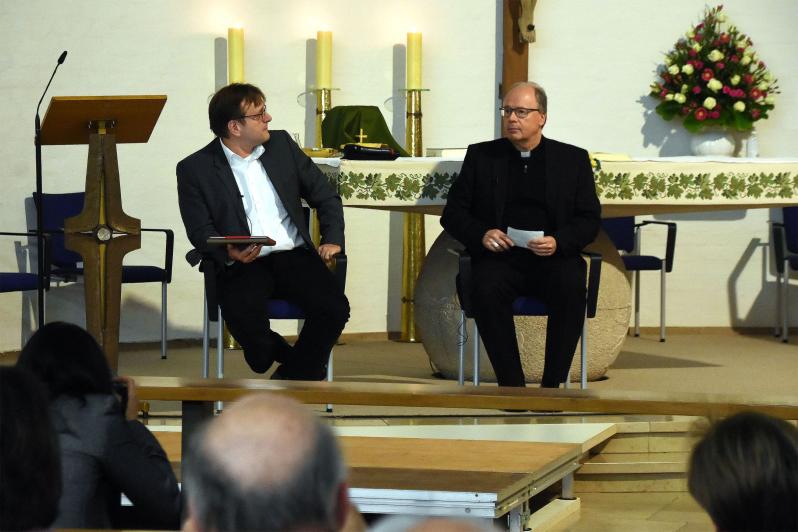 Christian Otterbach (links) moderierte die Diskussionsveranstaltung; rechts Bischof Ackermann (Foto: Hans Georg Schneider)