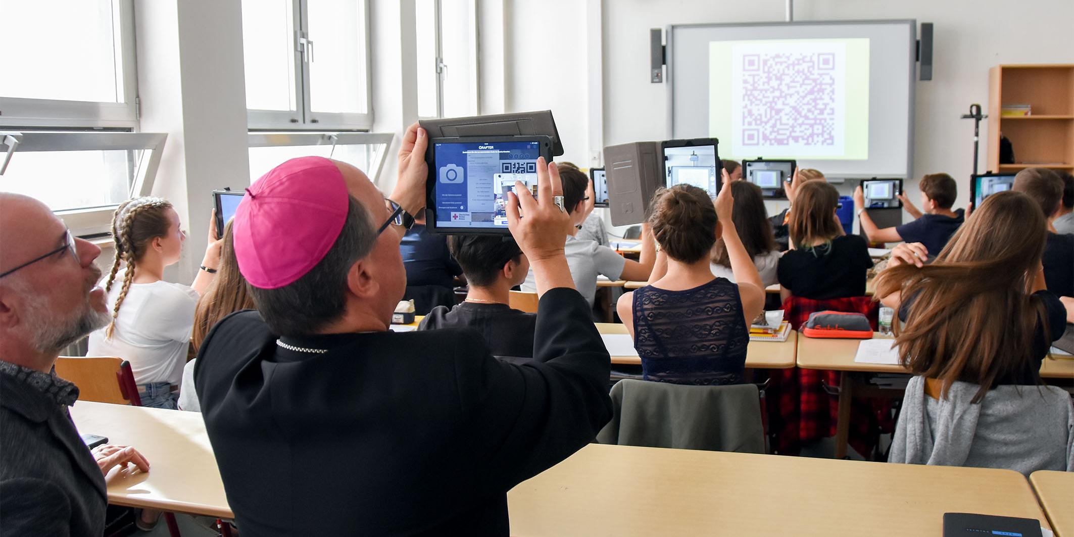 Mit Tablet im Unterricht. Bischof Ackermann durfte Digitalisierung im Klassenzimmer erfahren.