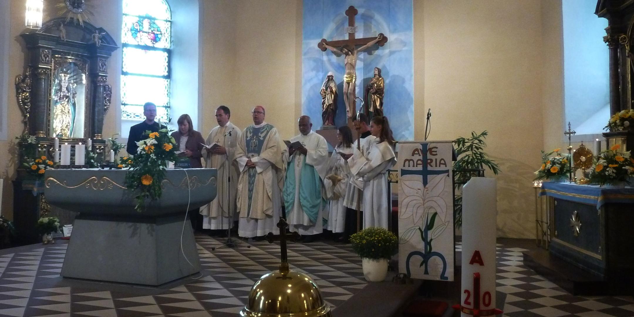Bischof Ackermann (vierter von links) eröffent die Wallfahrtszeit in Barweiler.