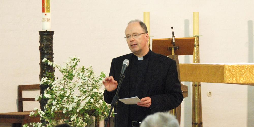 Bischof Dr. Stephan Ackermann bei seinem Vortrag in der Pütlinger Klosterkirche