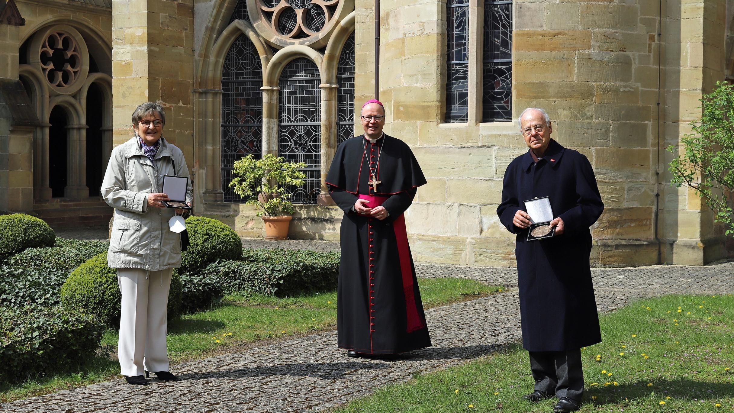 Bischof Ackermann mit Beate Born und Hans-Georg Reuter nach der Verleihung der Bistumsmedaille im Kreuzgang des Hohen Doms. Foto: Inge Hülpes/Bistum Trier