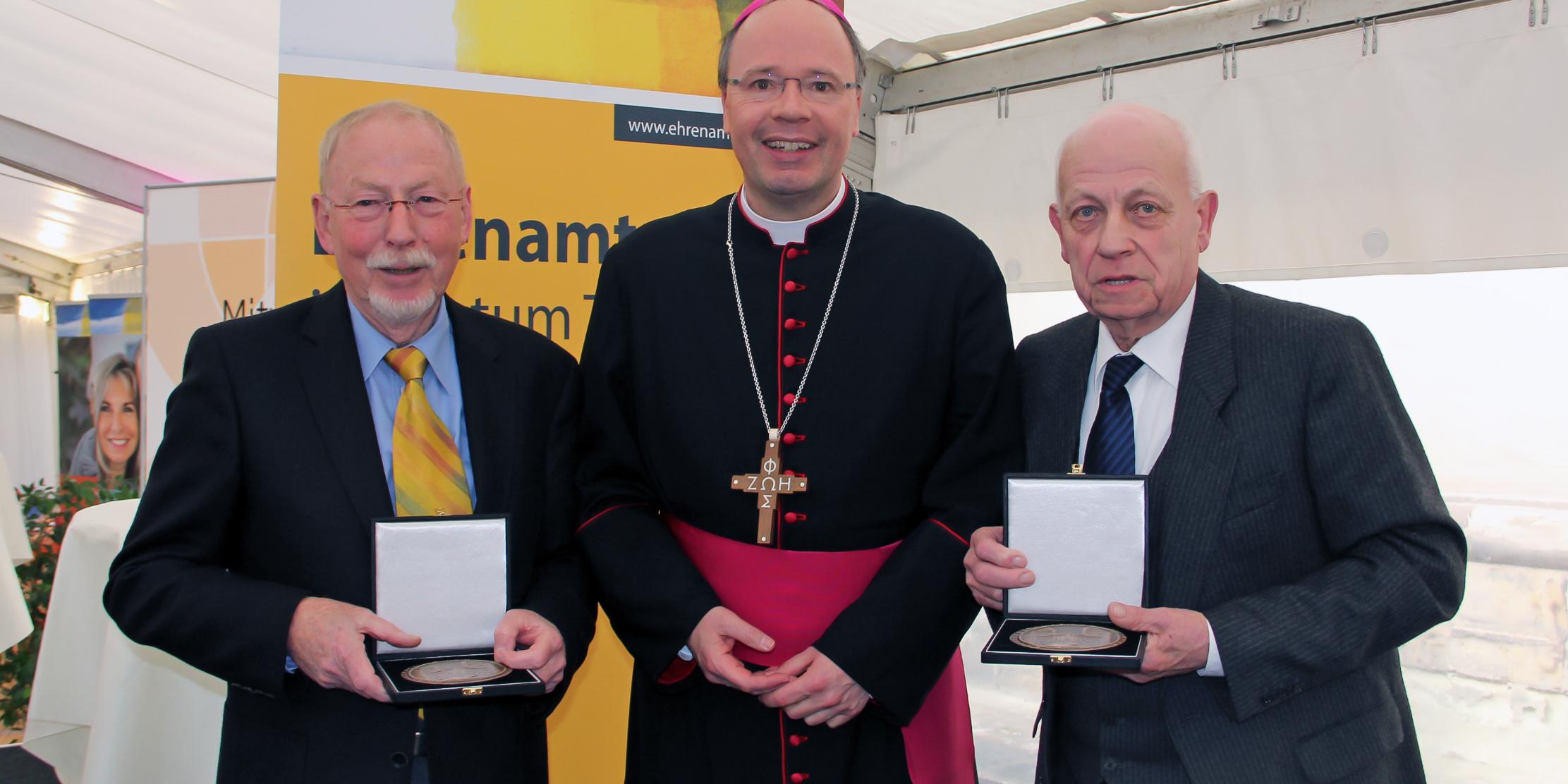 Bischof Ackermann mit den Geehrten Dr. Clemens Keller (li.) und Wolfgang Schlich (re.)