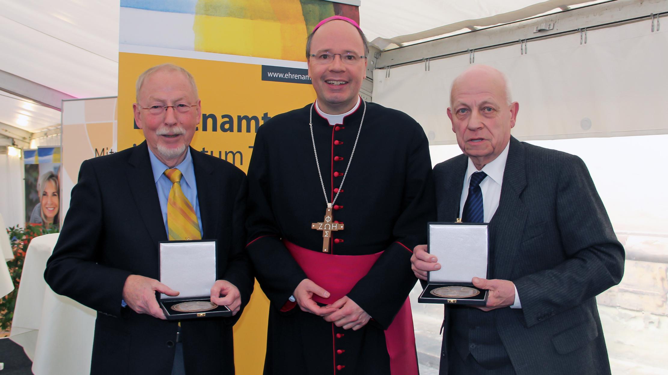 Bischof Ackermann mit den Geehrten Dr. Clemens Keller (li.) und Wolfgang Schlich (re.)