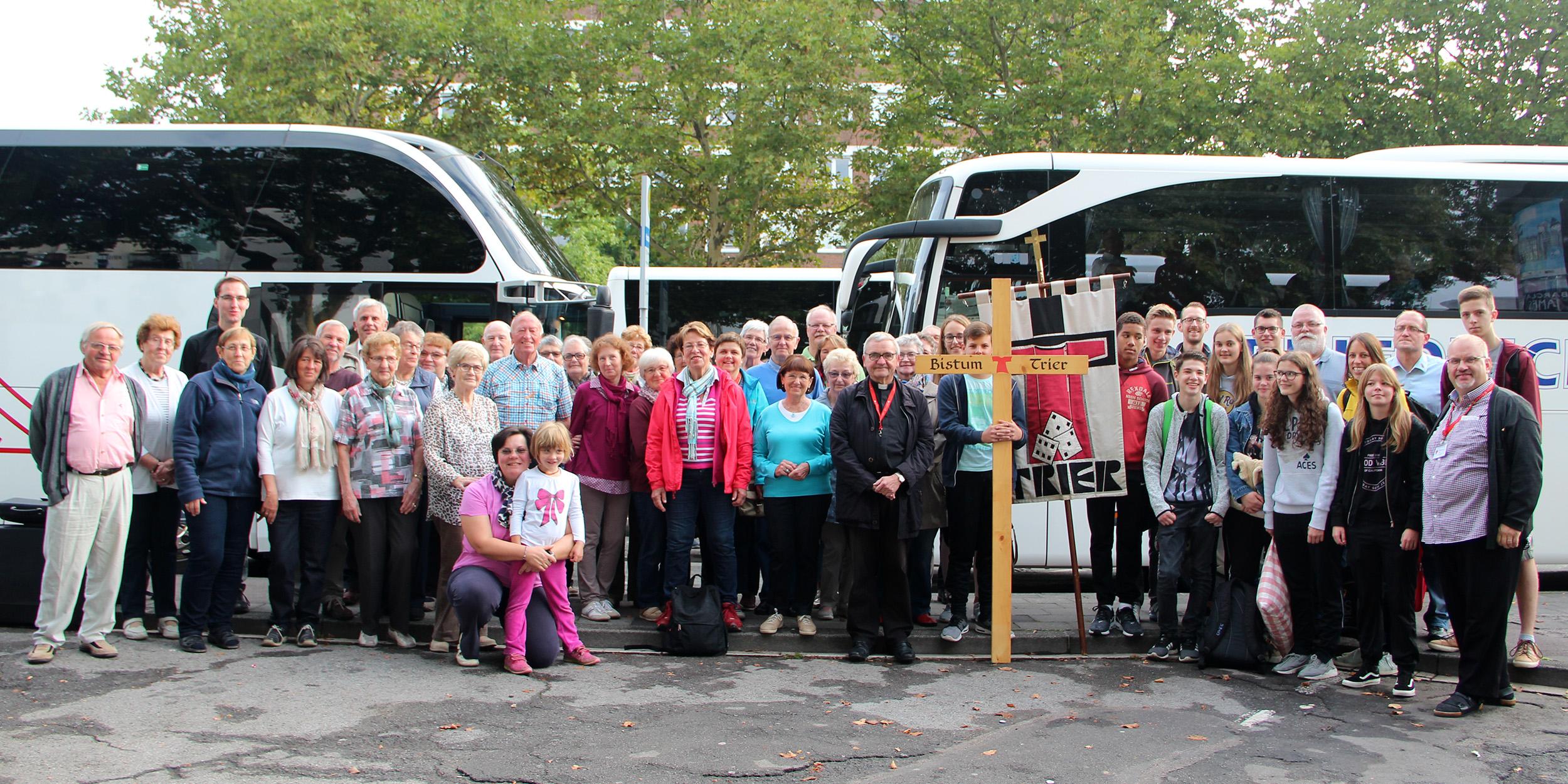 So wie für diese Buspilger geht es für 450 Männer und Frauen, Gesunde und Kranke, in den Wallfahrtsort Lourdes.