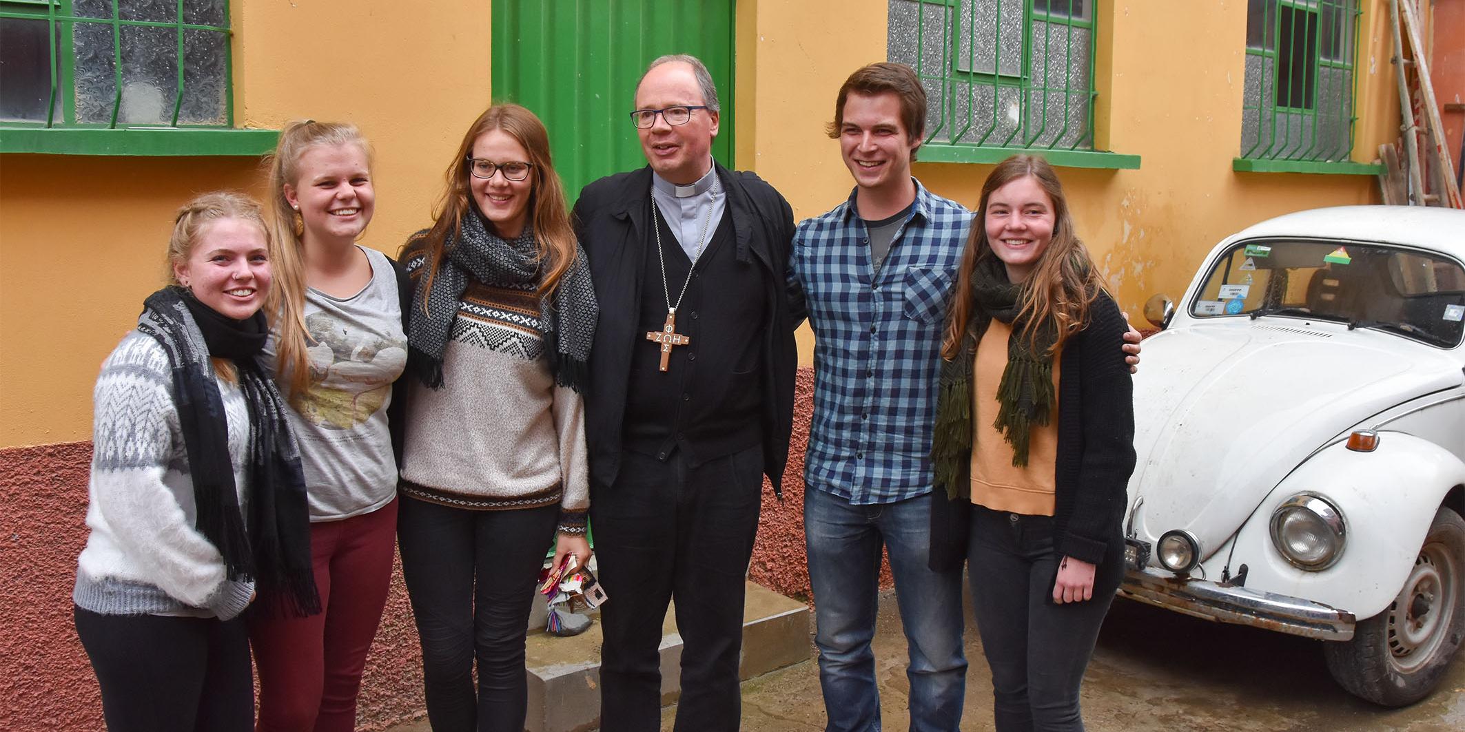 Bischof Stephan zusammen mit Freiwilligen aus dem Bistum, die in Bolivien ihren Friedensdienst leisten.