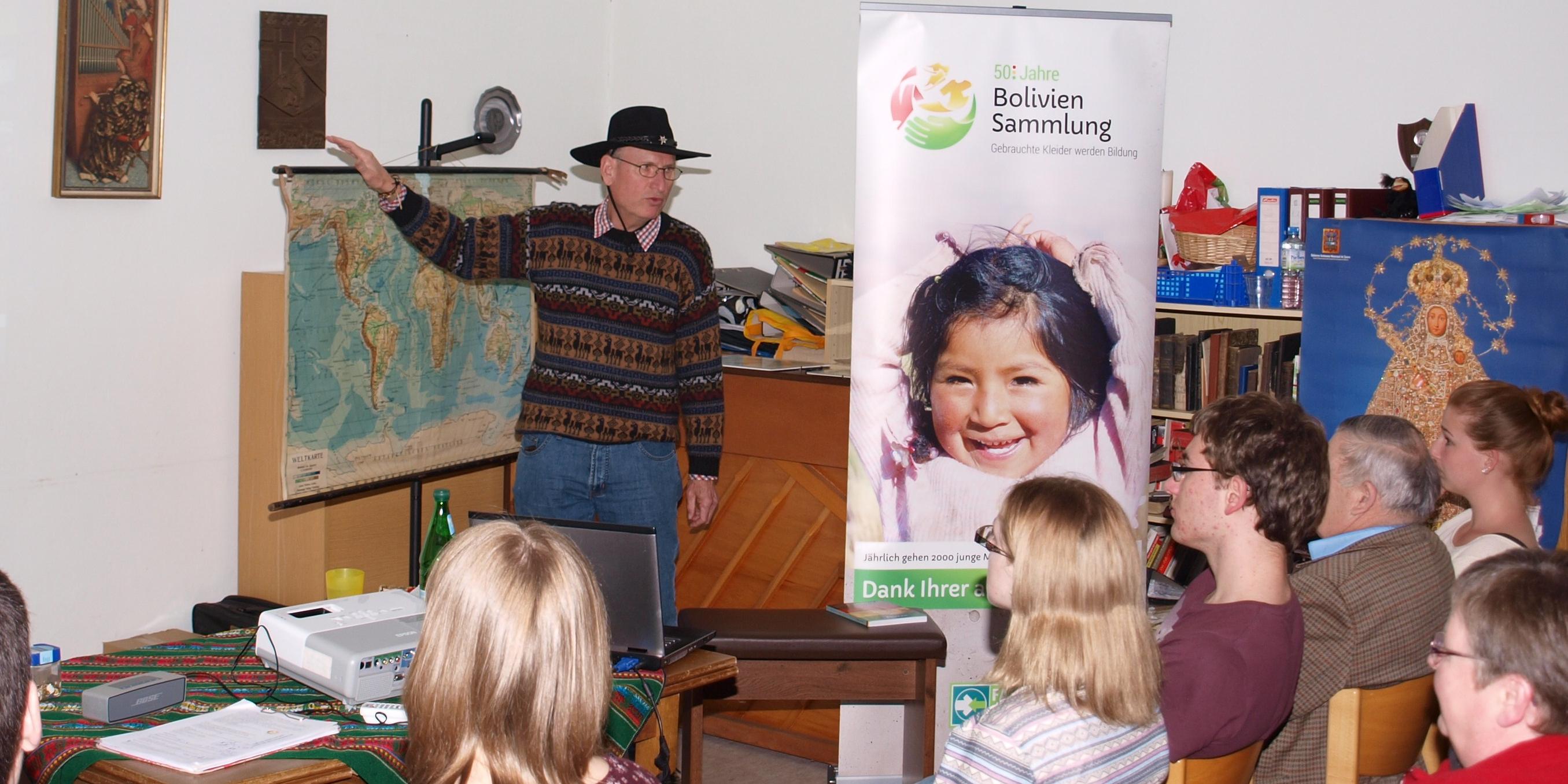 Peter Zilliken berichtet im original bolivianischen Sombrero über seine Arbeit in Partnerland des Bistums.