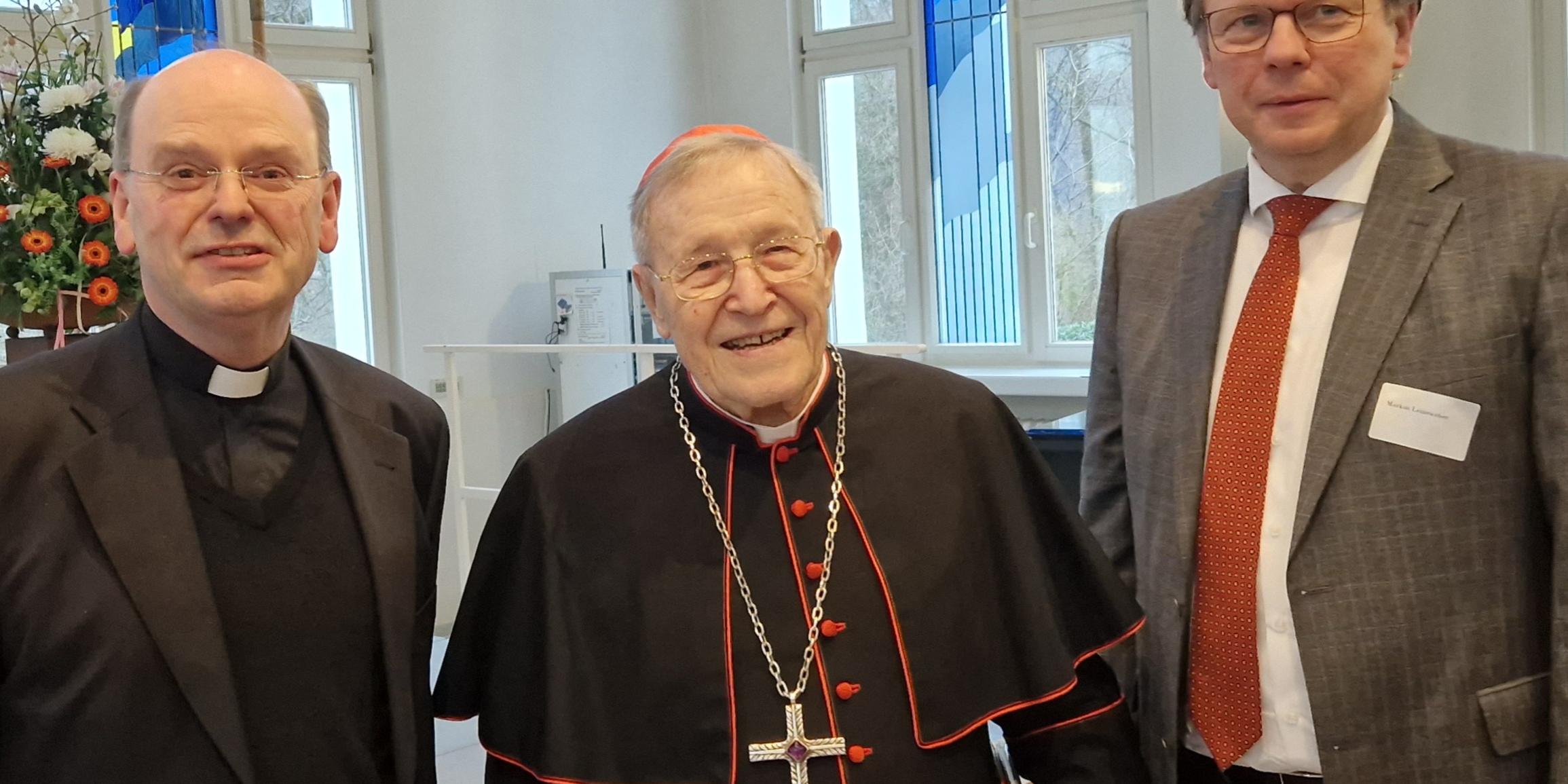 Weihbischof Brahm (links) und Markus Leineweber, Hausoberer des Krankenhauses der Barmherzigen Brüder Trier (rechts) gratulieren Kardinal Kasper.