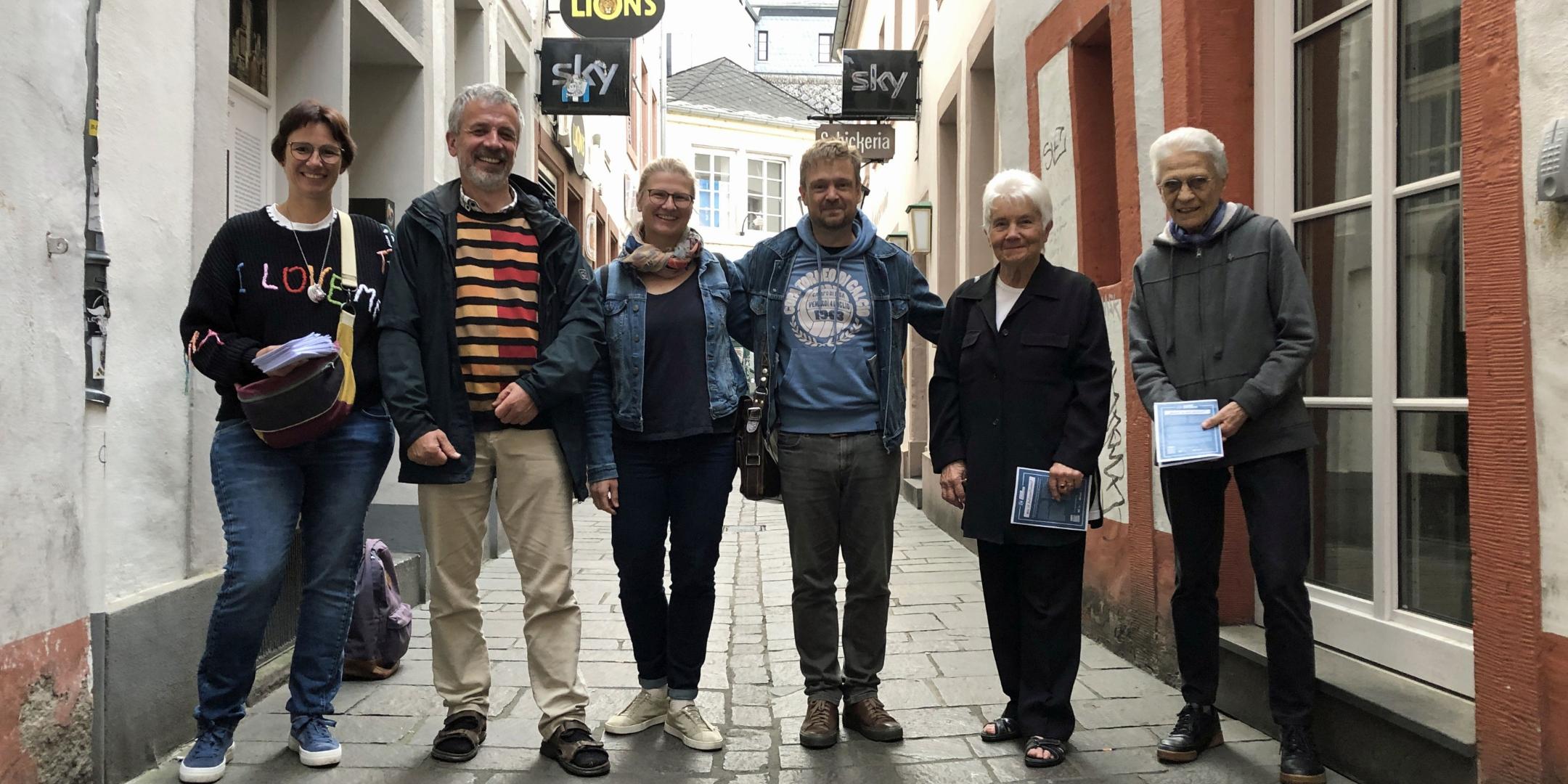 Vlnr. Christiane Herrig, Thomas Kupzcik, Elisabeth Zenner, Jörg Koch, Theresia Birnstock und Hildegard Nagel. (Foto: Inge Hülpes/Bistum Trier)