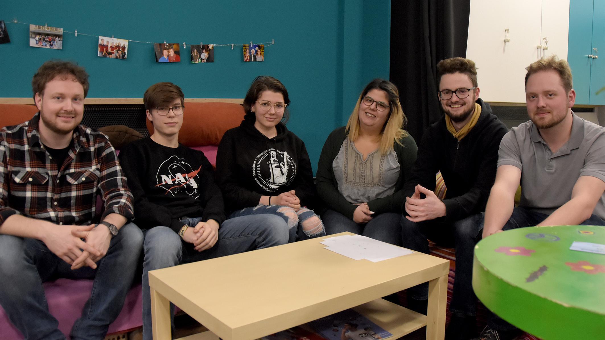 v.l.: Maximilian, Frederick, Sophie, Hannan, Sebastian und Chris in einer der Sofa-Ecken im Café Exodus.