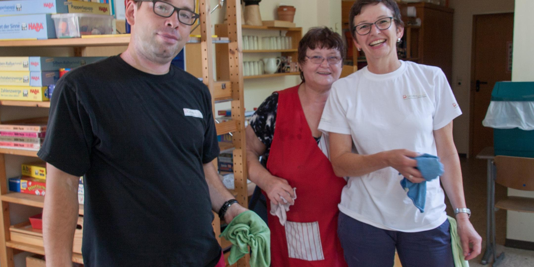Andrea Steyven (rechts) von der Aktion Arbeit im Bistum Trier hospitiert bei CarMen in Koblenz. Mit Stefan und Jolantha putzt sie in einer Koblenzer Kita.