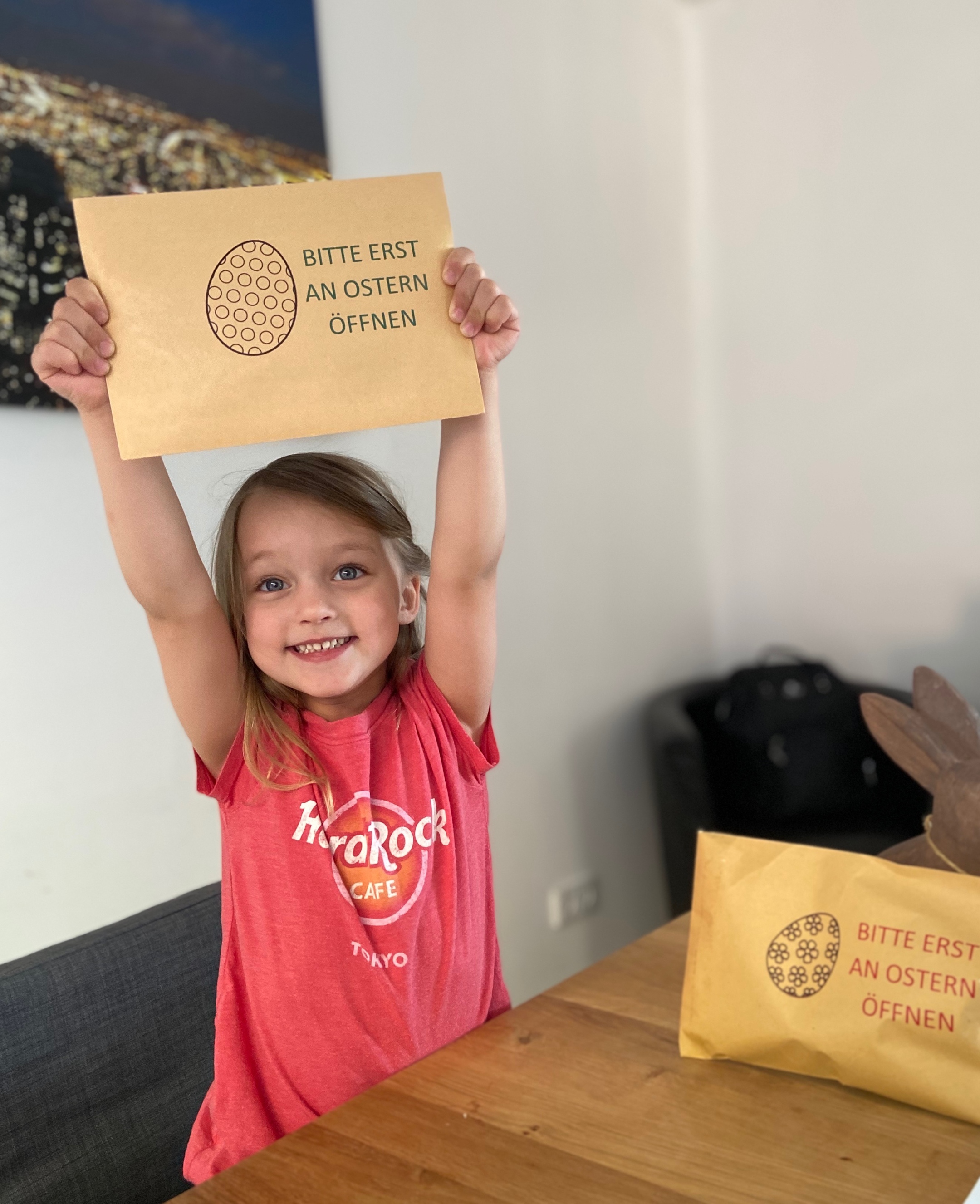 Charlotte hat zuhause die Kinderpost erhalten, die das Team während des ersten Lockdwons 2020 verteilte.