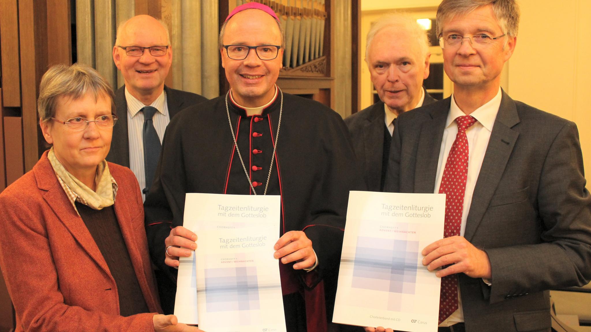 Bei der Übergabe in Mainz durch (v.l.n.r.) Regionalkantorin Mechthild Bitsch-Molitor als Leiterin der Redaktionsgruppe, den Mainzer Diözesankirchenmusikdirektor Thomas Drescher, ACV-Präsident Monsignore Wolfgang Bretschneider sowie den AGÄR-Vorsitzenden und Freiburger Diözesankirchenmusikdirektor Godehard Weithoff.