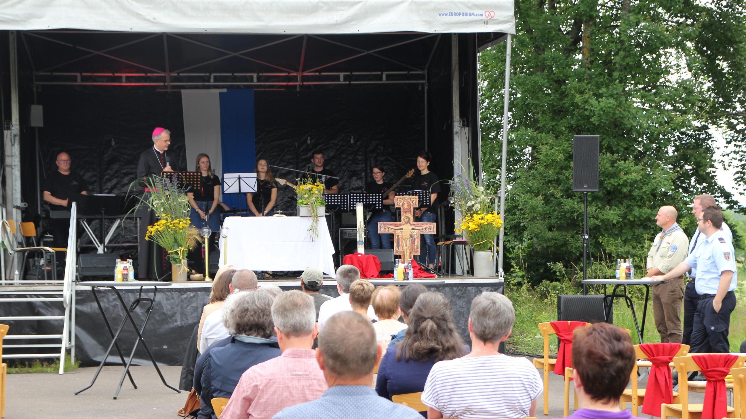 Weihbischof Jörg Michael Peters dankte den Vertretern der Feuerwehr und der DPSG Sohren für ihr rasches Handeln. Foto: Claudia Jörg