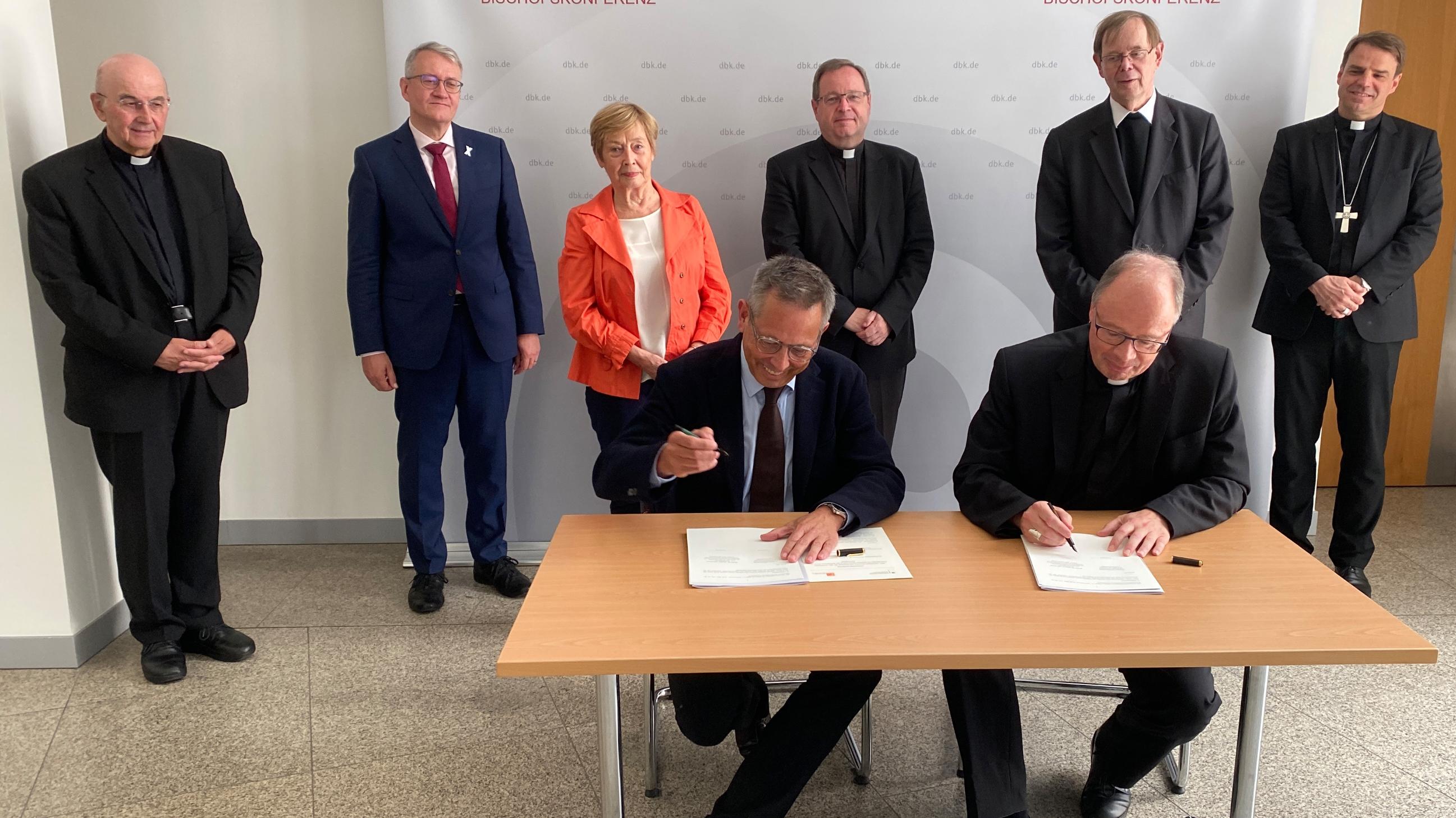 Unterzeichnung der „Gemeinsamen Erklärung über verbindliche Kriterien und Standards für eine unabhängige Aufarbeitung von sexuellem Missbrauch in der katholischen Kirche in Deutschland“ am 22.06.2020: (vorne, v. li.) Johannes-Wilhelm Rörig (Unabhängiger Beauftragte für Fragen des sexuellen Kindesmissbrauchs), Bischof Dr. Stephan Ackermann (Beauftragter der Deutschen Bischofskonferenz für Fragen des sexuellen Missbrauchs im kirchlichen Bereich und für Fragen des Kinder- und Jugendschutzes), (hinten, v. li.) Bischof Dr. Felix Genn (Vorsitzender der Kommission für Geistliche Berufe und Kirchliche Dienste), Matthias Katsch (Mitglied der Unabhängigen Kommission zur Aufarbeitung sexuellen Kindesmissbrauchs), Dr. Christine Bergmann (Mitglied der Unabhängigen Kommission zur Aufarbeitung sexuellen Kindesmissbrauchs), Bischof Dr. Georg Bätzing (Vorsitzender der Deutschen Bischofskonferenz), Pater Dr. Hans Langendörfer SJ (Sekretär der Deutschen Bischofskonferenz) und Bischof Dr. Stephan Oster SDB (Vorsitzender der Jugendkommission der Deutschen Bischofskonferenz)