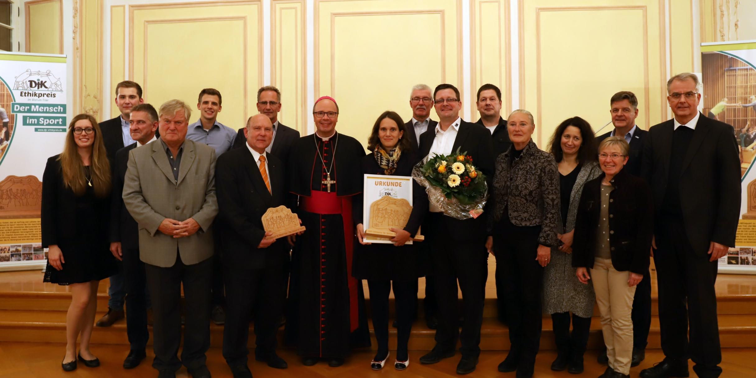 In der Mitte Myriam Backes aus Saarbrücken, Jakob Renn (links neben Bischof Ackermann), Geehrten, den Jurymitgliedern und Weihbischof Peters (rechts)