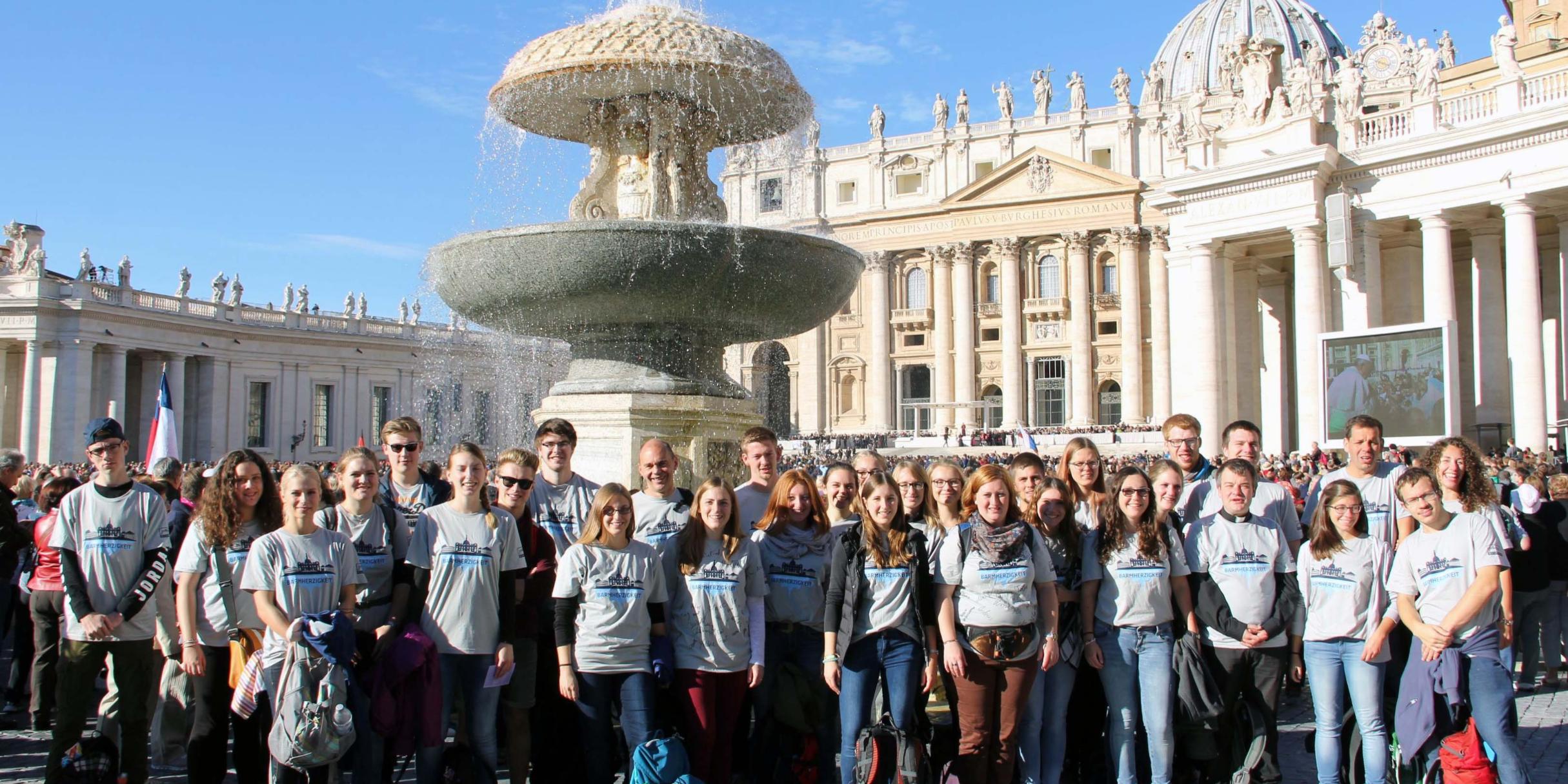 Die Gruppe aus dem Bistum vor dem Petersdom.