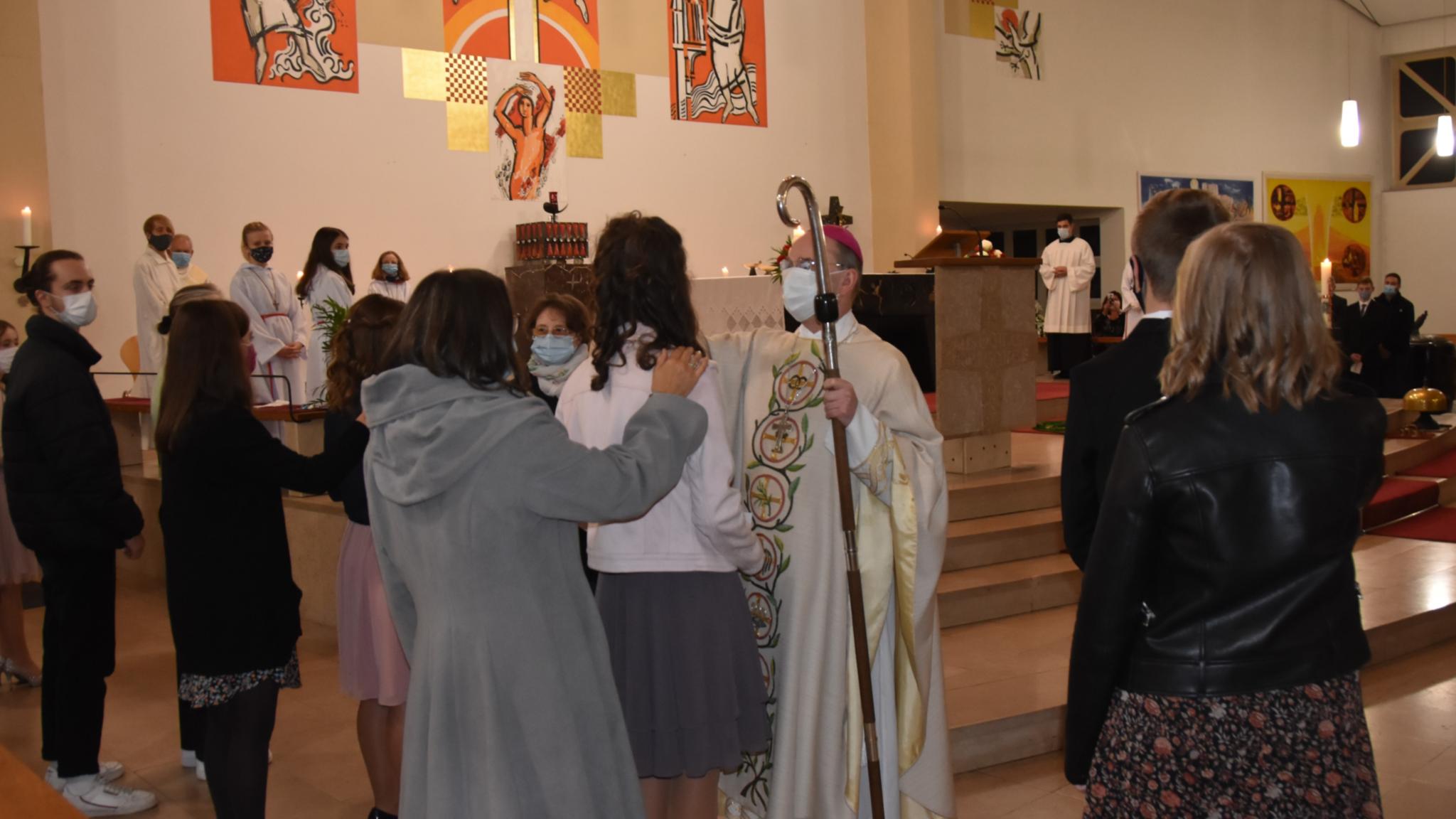 Weihbischof Robert Brahm spendet Jugendlichen das Sakrament der Firmung in der Pfarrkirche Herz Jesu in Wadgassen-Hostenbach am 31. Oktober 2020. Foto: Ute Kirch