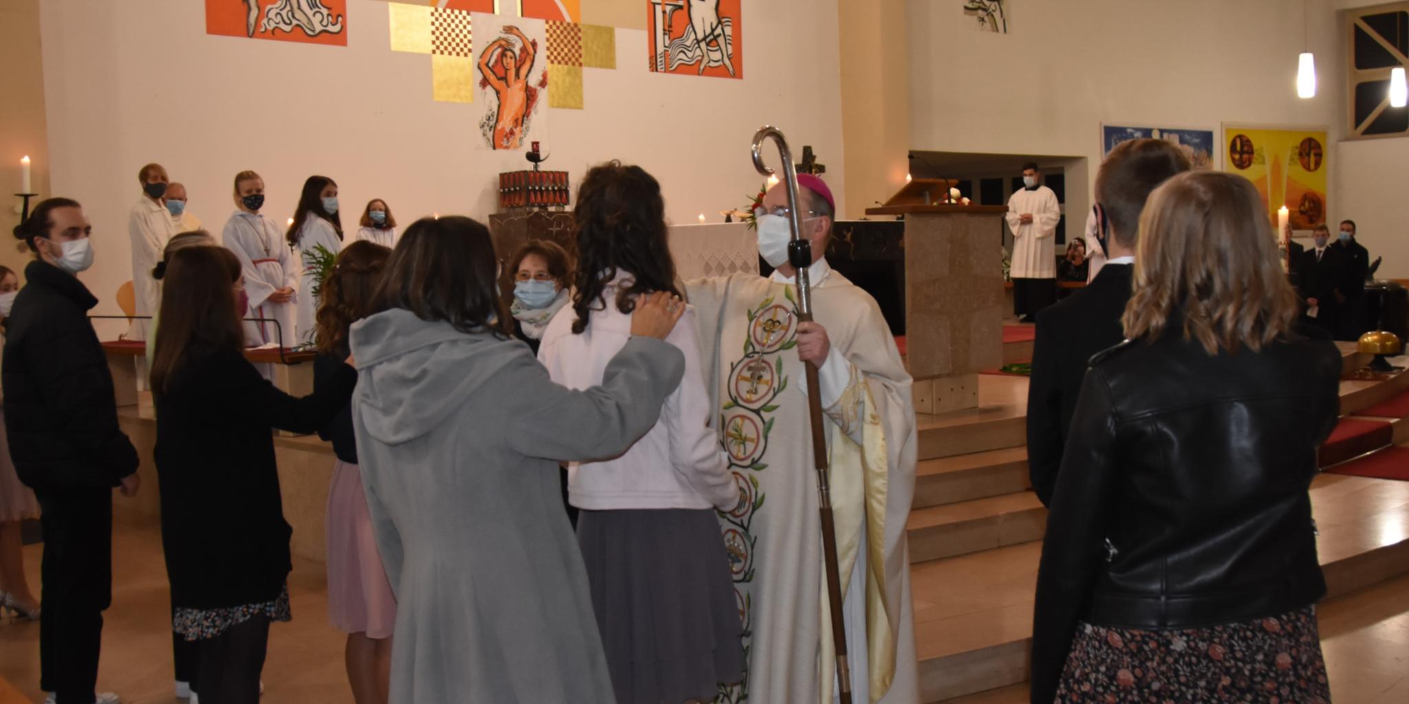 Weihbischof Robert Brahm spendet Jugendlichen das Sakrament der Firmung in der Pfarrkirche Herz Jesu in Wadgassen-Hostenbach am 31. Oktober 2020. Foto: Ute Kirch