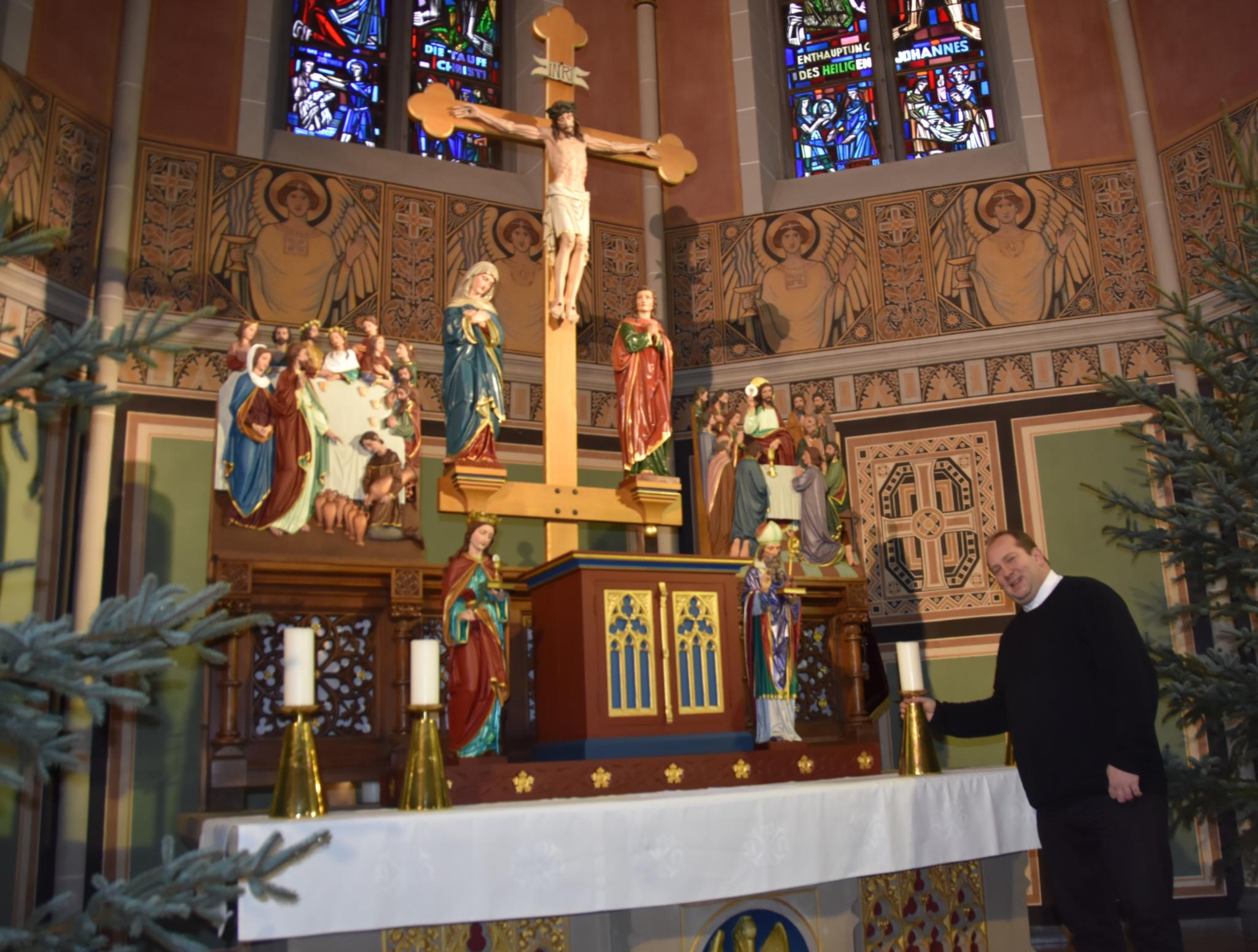 Pastor Lars Meiser am Altar seiner Kirche Johannes Baptista in Saarbrücken-Altenkessel. Foto: Ute Kirch