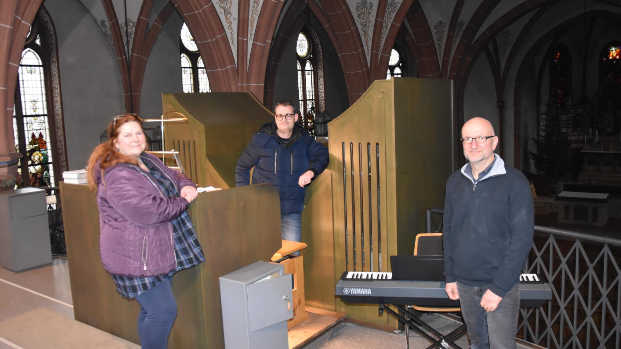 Die Sopranistin Sue Lehmann probt mit Organist Ralph Buchstäber und Pastor Olaf Harig. Foto: Ute Kirch