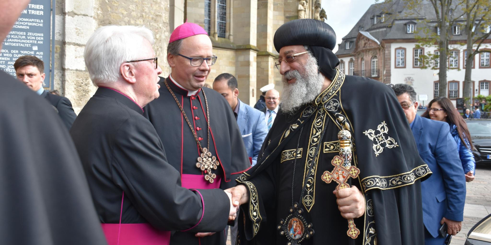 Bischof Ackermann und Dompropst Werner Rössel begrüßen Papst Tawadros II.