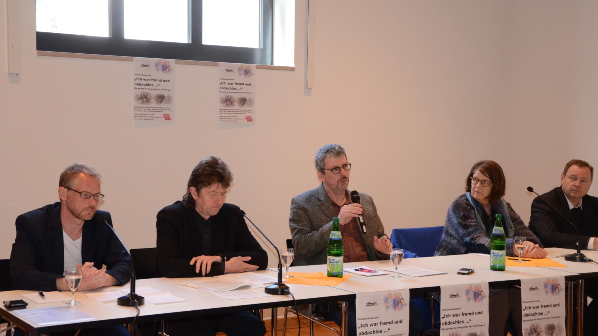 Torsten Jäger, Bruno Sonnen, Stefan Weinert, Dr. Georg Bätzing und Angelika Birk (vlnr) auf dem Podium.