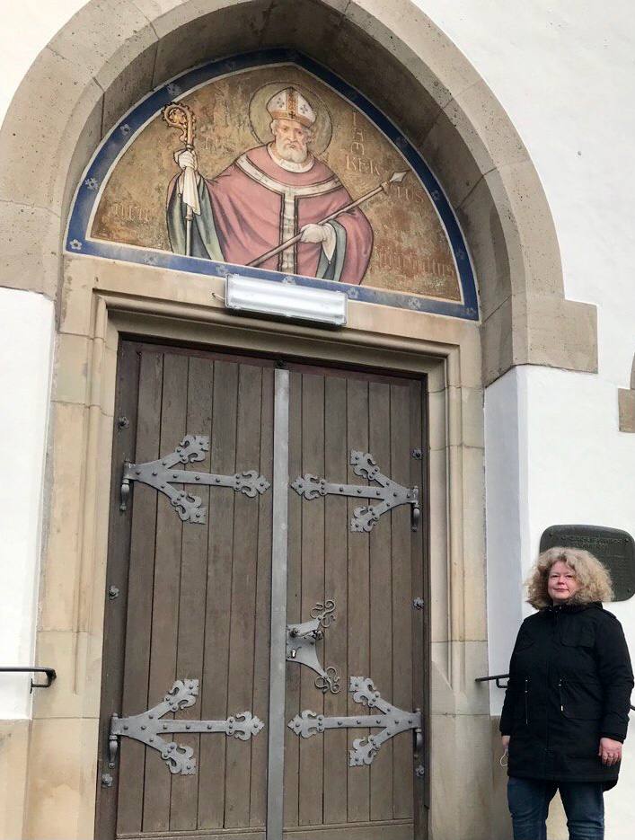 Pfarrgemeinderätin Daniela Scheidt vor der Kirche St. Lambertus in Kirchdaun. Foto: Privat