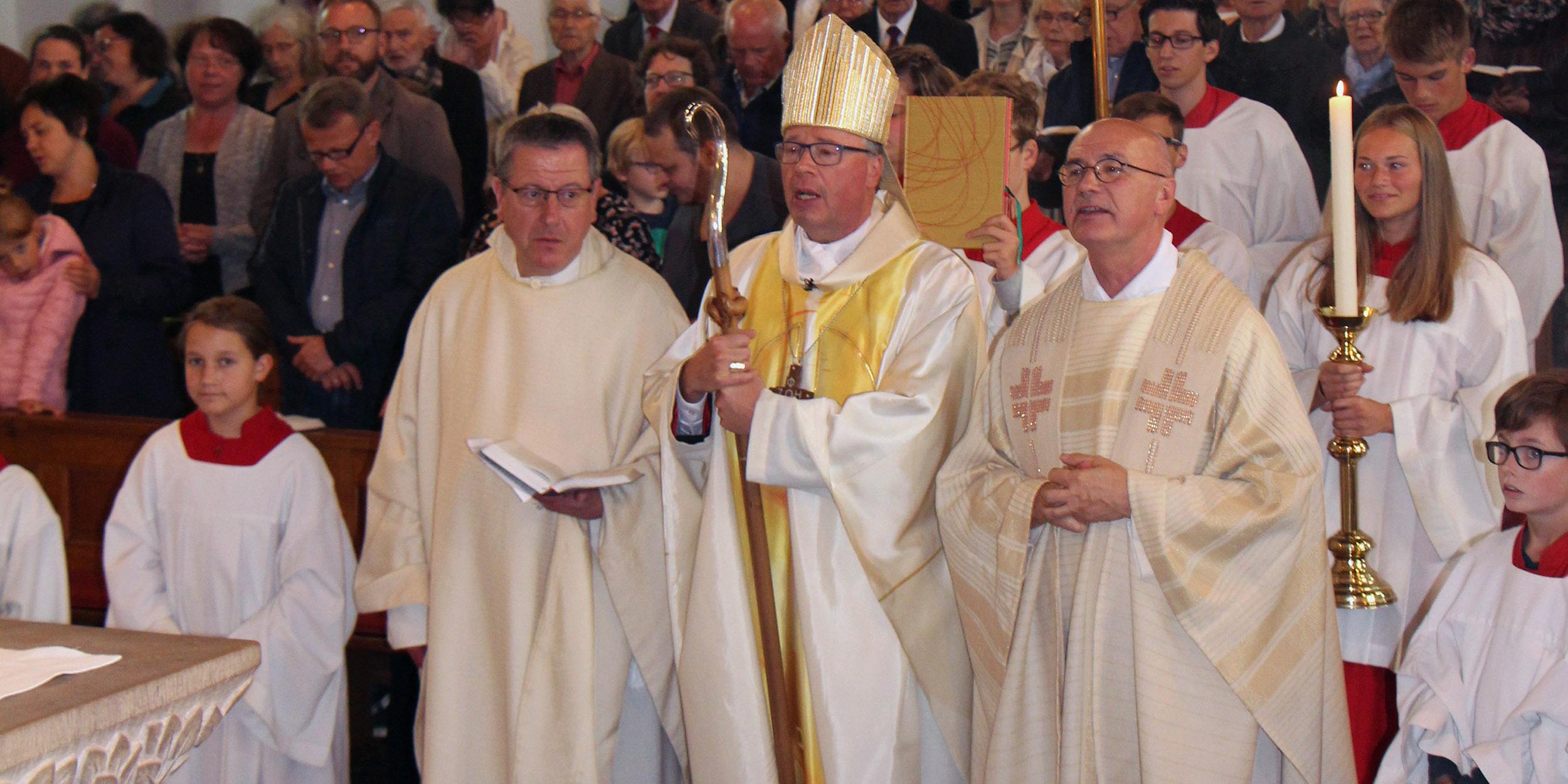 Bischof Ackermann mit den Priestern Ludwig Hoffmann (rechts) und Stanislaw Stepka (links) in der St. Nikolaus Kirche in Daun