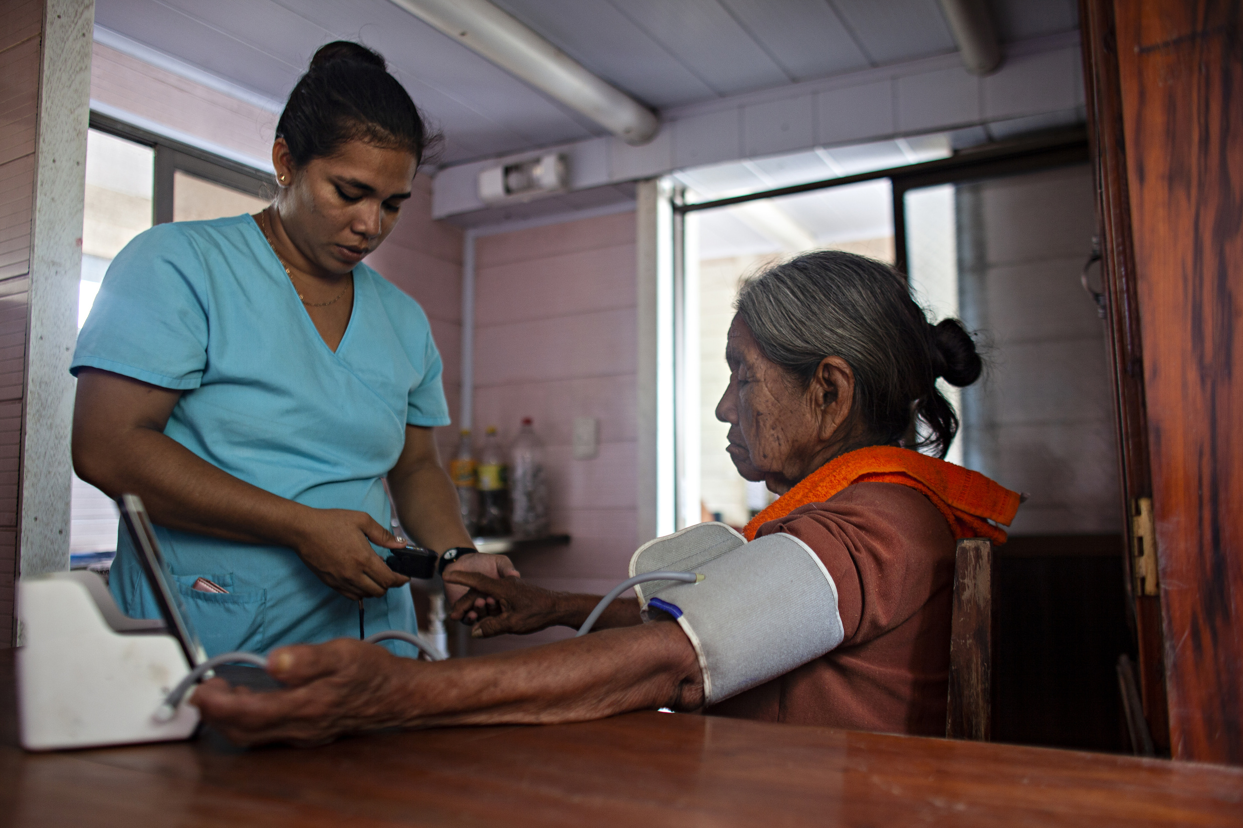 Die junge Krankenschwester Dayana Ohara reist mit dem Gesundheitsteam des Vikariats auf dem Flussweg zu entlegensten indigenen Gemeinden. Adveniat unterstützt das Projekt.