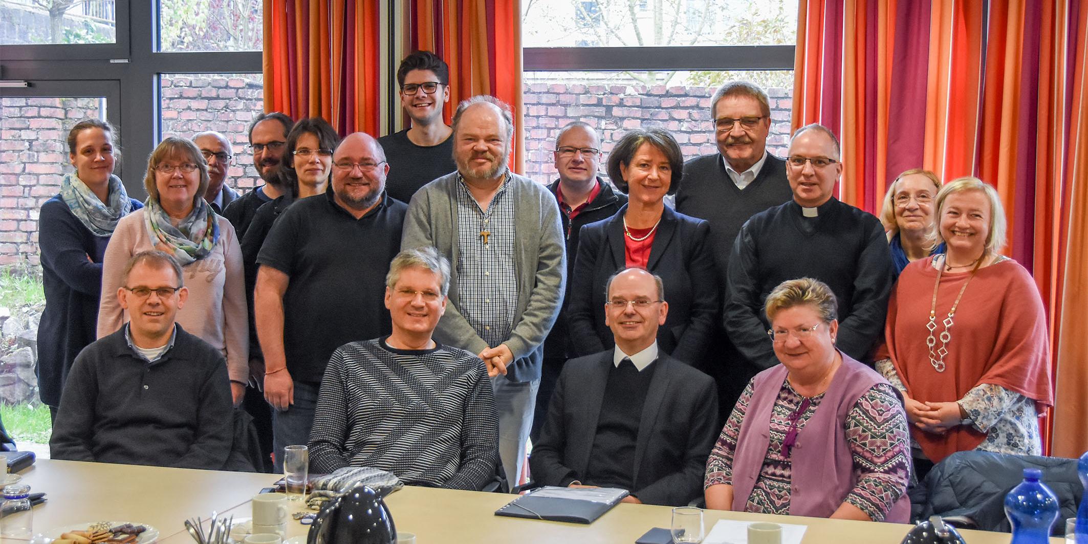 Die Pastoralteams des Dekanates Illingen zusammen mit Weihbischof Robert Brahm (sitzend, 2.v.r.)